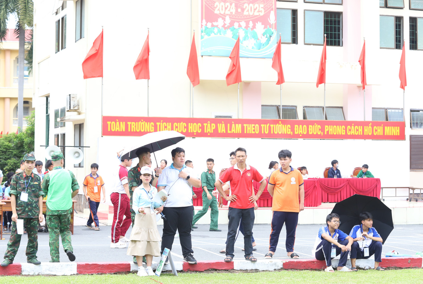 Một đội thi khác thuộc ngôi trường này cũng đã thắng giải Nhì chung cuộc, gồm các em: Hoàng Nguyễn Giang Nam, Đinh Hải Âu, Huỳnh Tuấn Khải. Giải Ba được trao cho đội thi Trường THCS Bùi Văn Thủ (huyện Hóc Môn). Ban tổ chức cũng trao 17 giải Khuyến khích cho các đội thi. Các đội thi giành 3 giải cao nhất được nhận tiền thưởng và Bằng khen của Thành Đoàn TPHCM.