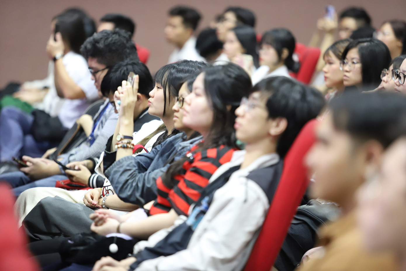 Thưởng thức trọn vẹn buổi hòa nhạc giao hưởng, Thảo Nguyên – sinh viên Trường Đại học Kinh tế – Luật (ĐHQG TPHCM) cho hay trước giờ chỉ nghe những thể loại trẻ trung như V-pop và đây là lần đầu tiên bạn được xem một buổi hòa nhạc trực tiếp. “Khi các nhạc sĩ, ca sĩ cất tiếng hay những thanh âm nhạc cụ nổi lên, mình nổi hết da gà bởi vì âm thanh rất chân thực. Khi các nghệ sĩ cất lên tiếng hát đã mang đến một cảm xúc riêng, từ du dương cho đến hào hùng, thơ mộng, lãng mạn. Đây là một trải nghiệm rất thú vị”, Thảo Nguyên chia sẻ và nói nếu có cơ hội bạn sẽ tiếp tục tham gia.