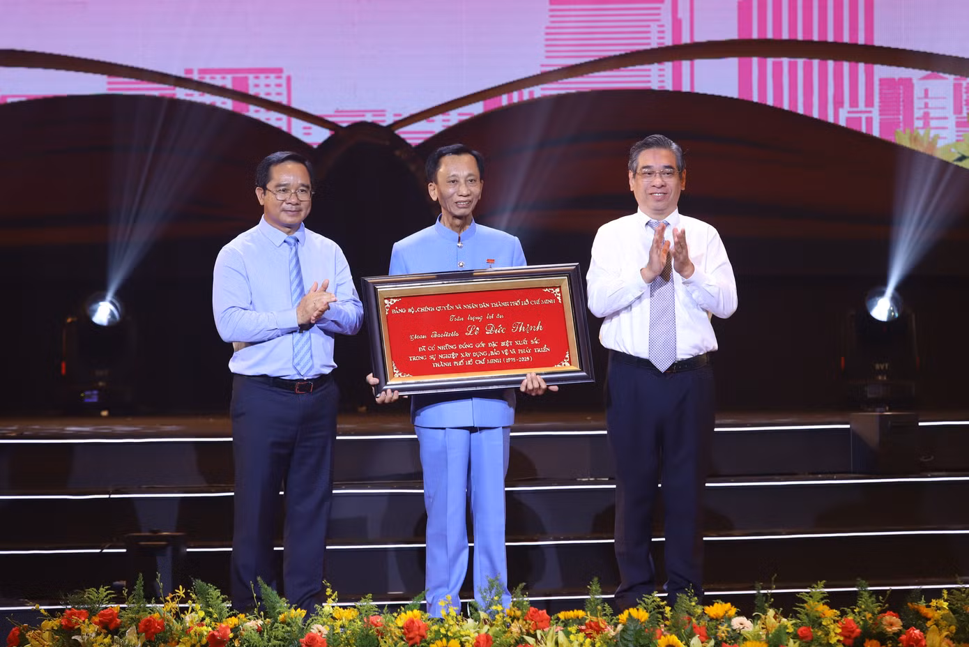 Chủ tịch UBND TPHCM Nguyễn Văn Được cùng Phó bí thư Thành ủy, Chủ tịch Ủy ban MTTQ Việt Nam TPHCM Nguyễn Phước Lộc trao tuyên dương đến Hiệp sĩ Đại Thánh giá Lê Đức Thịnh.