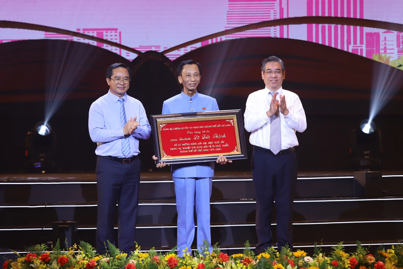 Chủ tịch UBND TPHCM Nguyễn Văn Được cùng Phó bí thư Thành ủy, Chủ tịch Ủy ban MTTQ Việt Nam TPHCM Nguyễn Phước Lộc trao tuyên dương đến Hiệp sĩ Đại Thánh giá Lê Đức Thịnh.