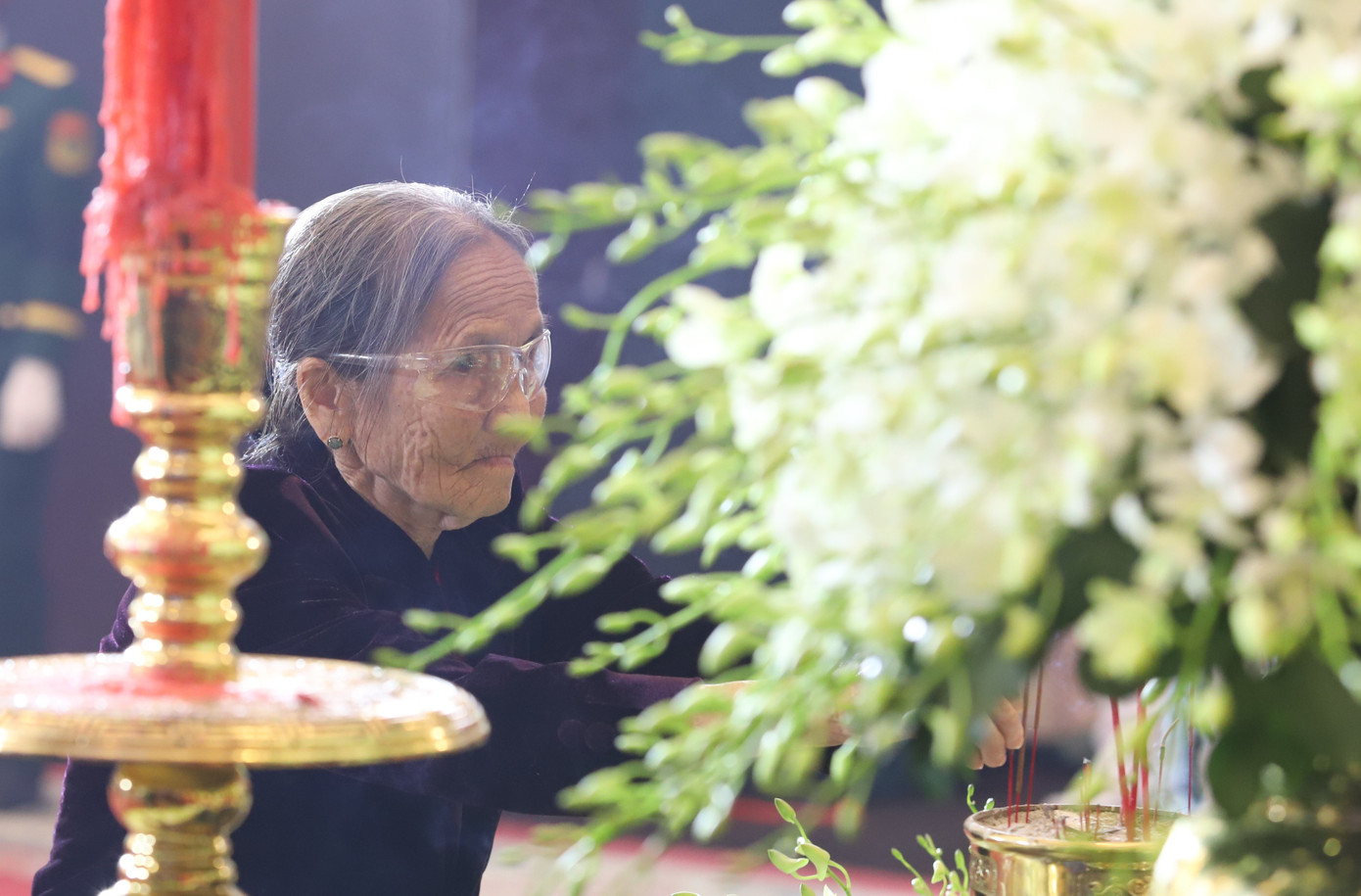 Người dân thành kính thắp hương tưởng nhớ nguyên Chủ tịch nước Trần Đức Lương.