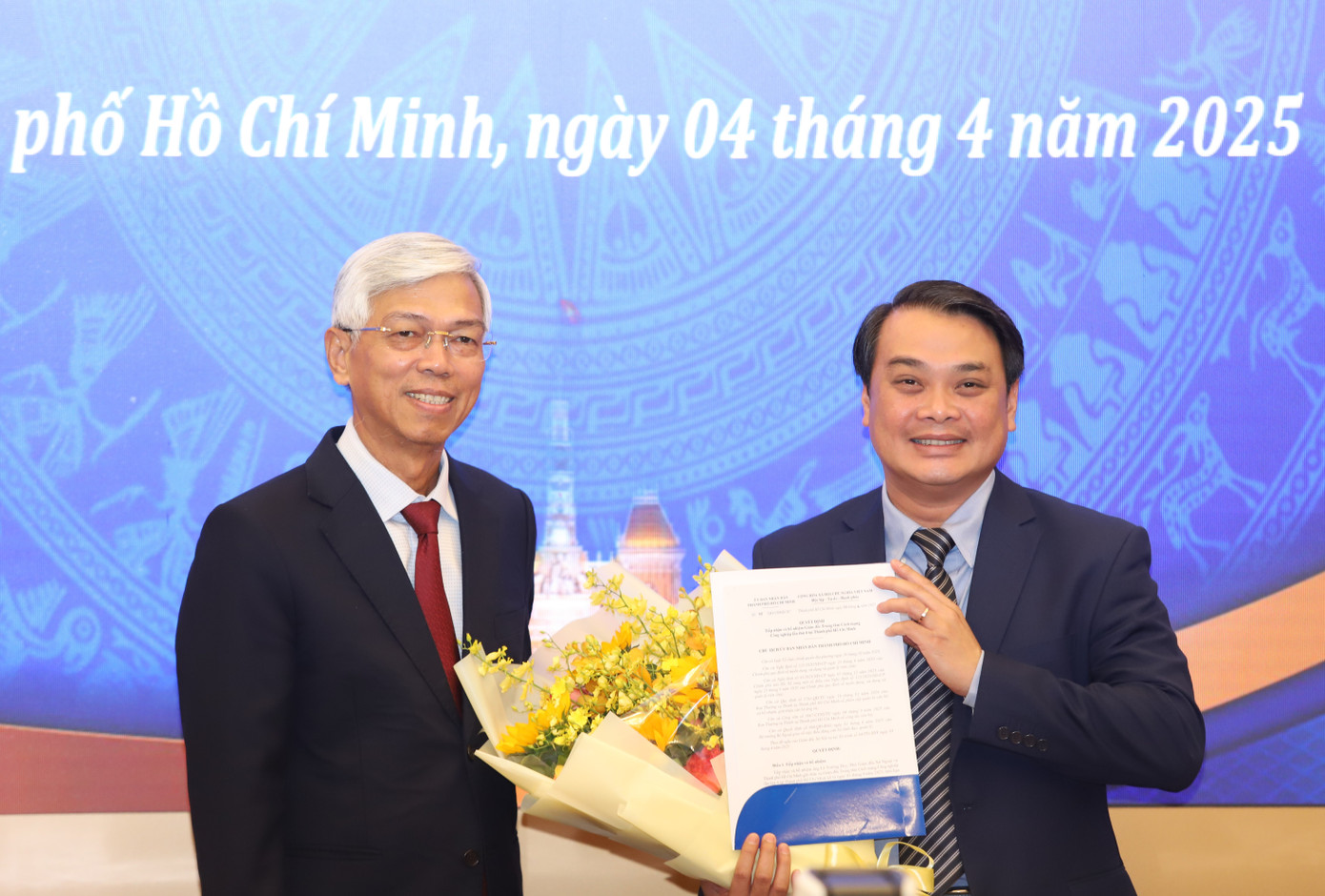 Phó Chủ tịch UBND TPHCM Võ Văn Hoan trao quyết định và hoa chúc mừng ông Lê Trường Duy (phải). Ảnh: Ngô Tùng Phó Chủ tịch UBND TPHCM Võ Văn Hoan trao quyết định và hoa chúc mừng ông Lê Trường Duy (phải). Ảnh: Ngô Tùng