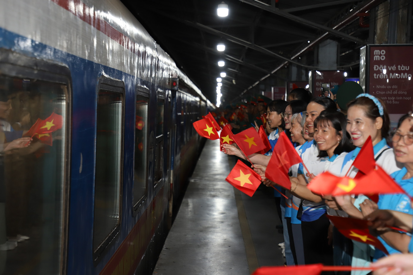 Người thân và các chiến sĩ, bạn trẻ đến cổ vũ và tiễn đoàn đi làm nhiệm vụ.