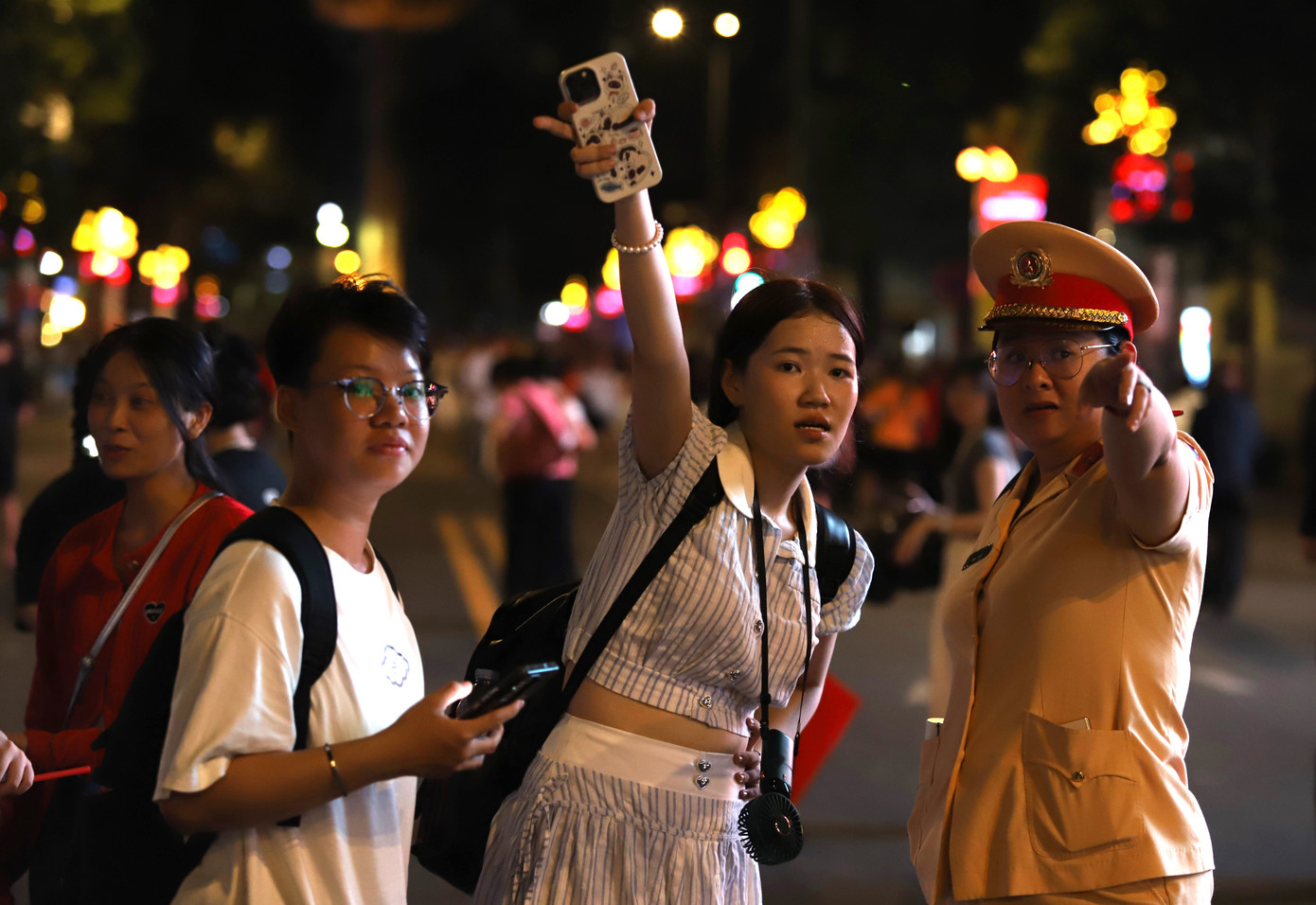 Cùng với thực hiện nhiệm vụ, các cán bộ, chiến sĩ các lực lượng cũng sẵn sàng hỗ trợ, giúp đỡ người dân khi cần thiết. Ảnh: Ngô Tùng