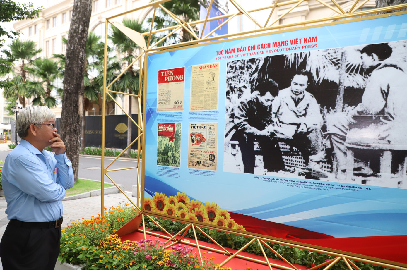 Người dân xem hình ảnh tư liệu về lịch sử 100 năm hình thành và phát triển báo chí cách mạng Việt Nam.