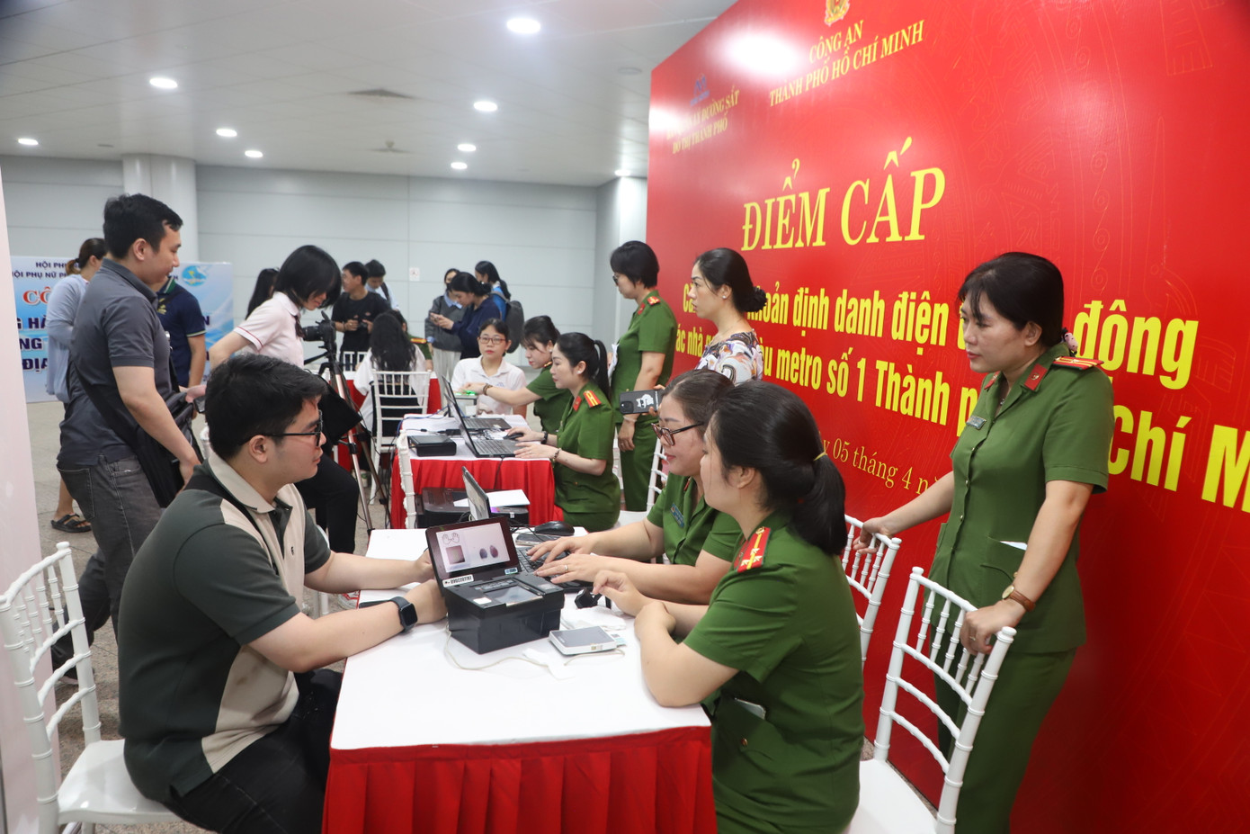 Sáng 5/4, Công an TPHCM cùng Ban Quản lý đường sắt đô thị TPHCM (MAUR), Công ty TNHH MTV Đường sắt đô thị số 1 tổ chức cấp căn cước, tài khoản định danh điện tử lưu động cho công dân, diễn ra ngay tại nhà ga tuyến metro số 1 (Bến Thành – Suối Tiên) thuộc phường Bến Thành, quận 1. Ảnh: Ngô Tùng
