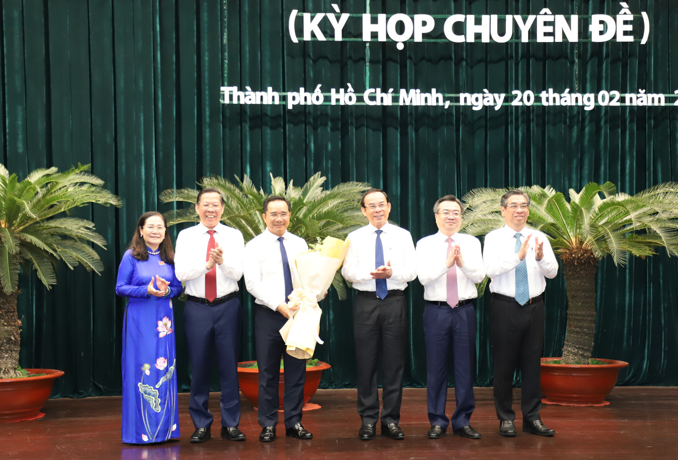 Thường trực Thành ủy, HĐND TPHCM chúc mừng ông Nguyễn Văn Được. Ảnh: Ngô Tùng