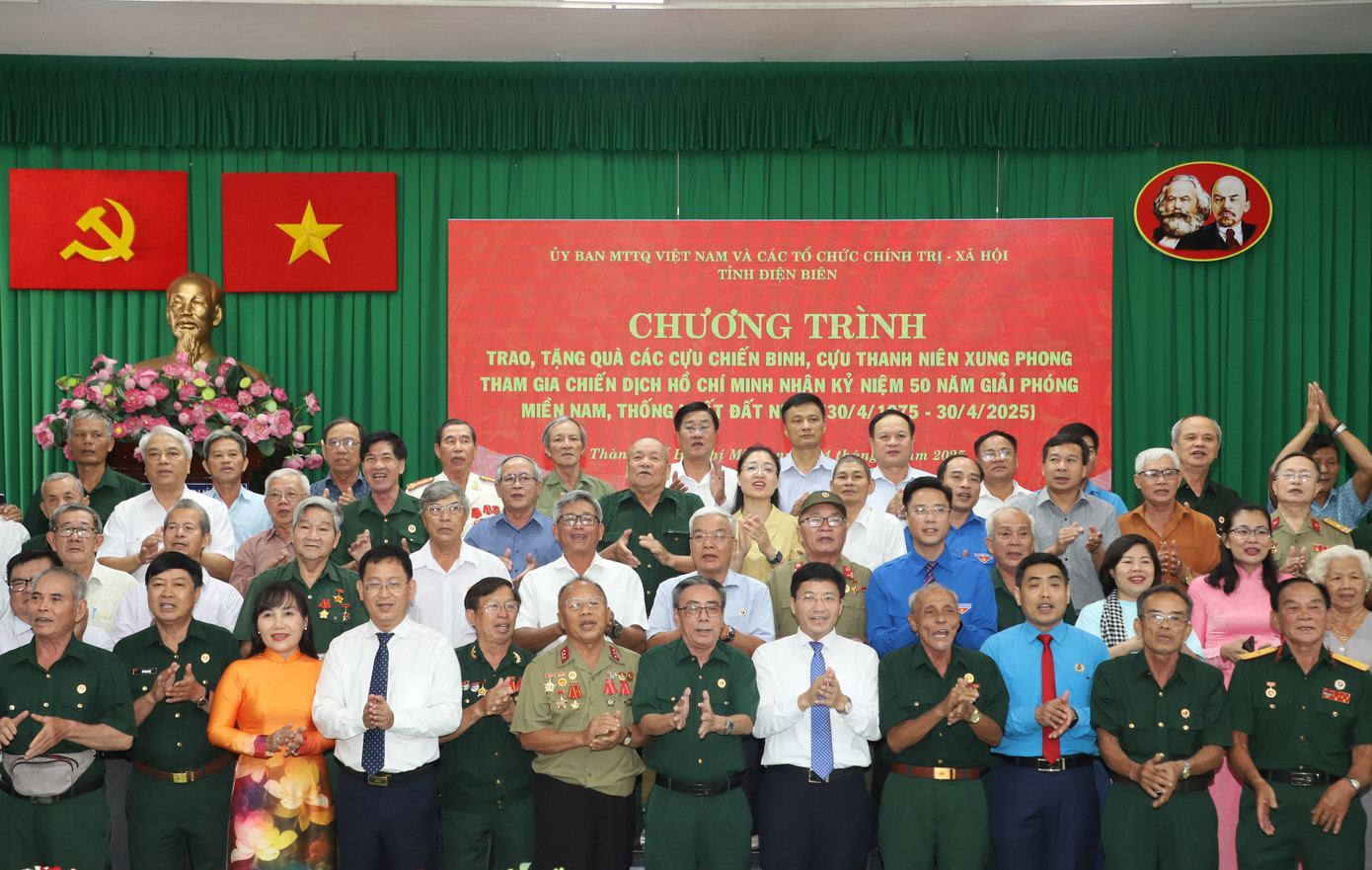 Đại biểu TPHCM, Điện Biên ca vang bài hát Như có Bác trong ngày đại thắng tại buổi họp mặt. Đại biểu TPHCM, Điện Biên ca vang bài hát Như có Bác trong ngày đại thắng tại buổi họp mặt.