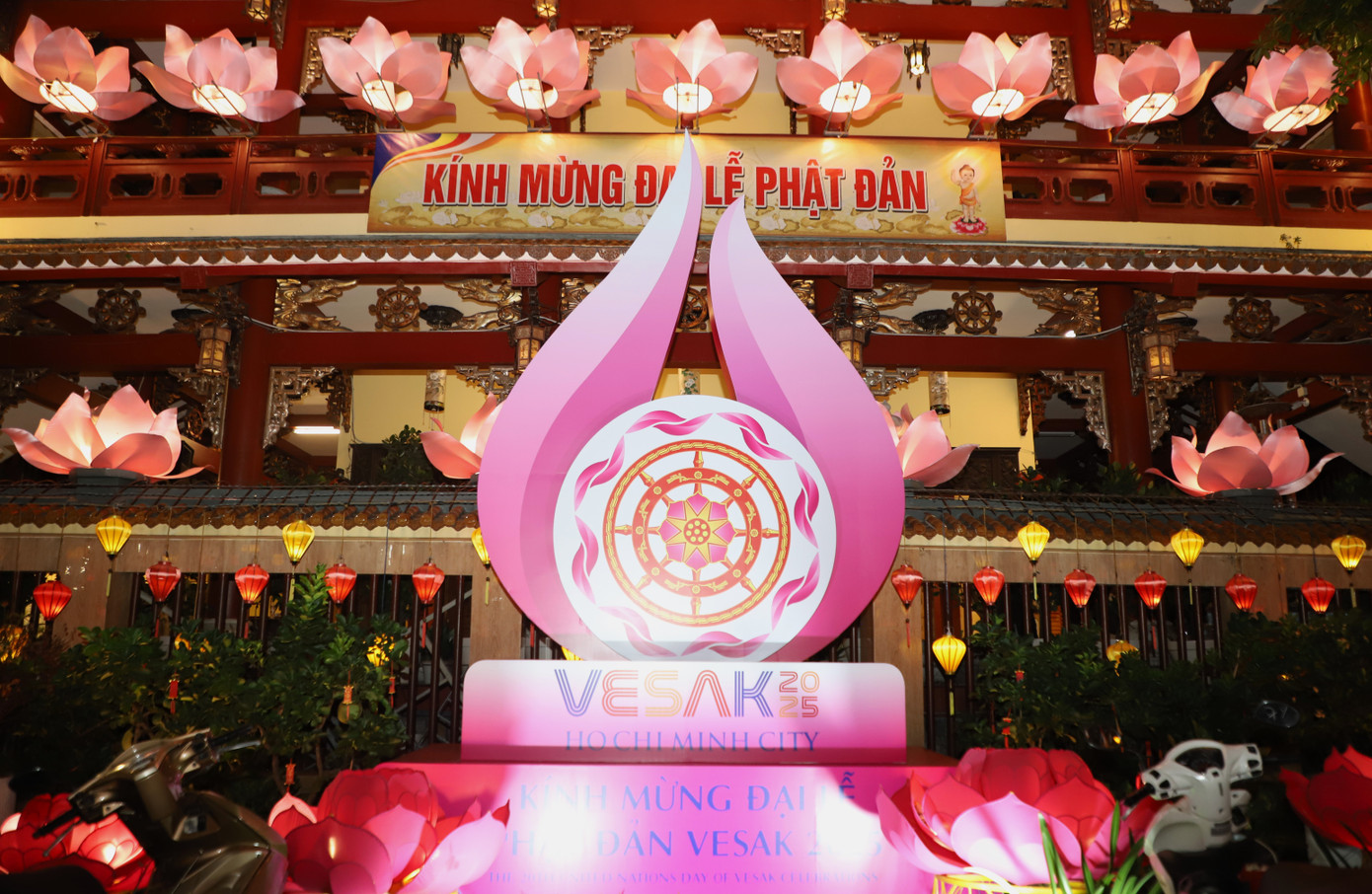 Biểu tượng của Đại lễ Phật đản Liên Hợp Quốc 2025 tại TPHCM được bài trí tại nơi trang trọng tại chùa.
