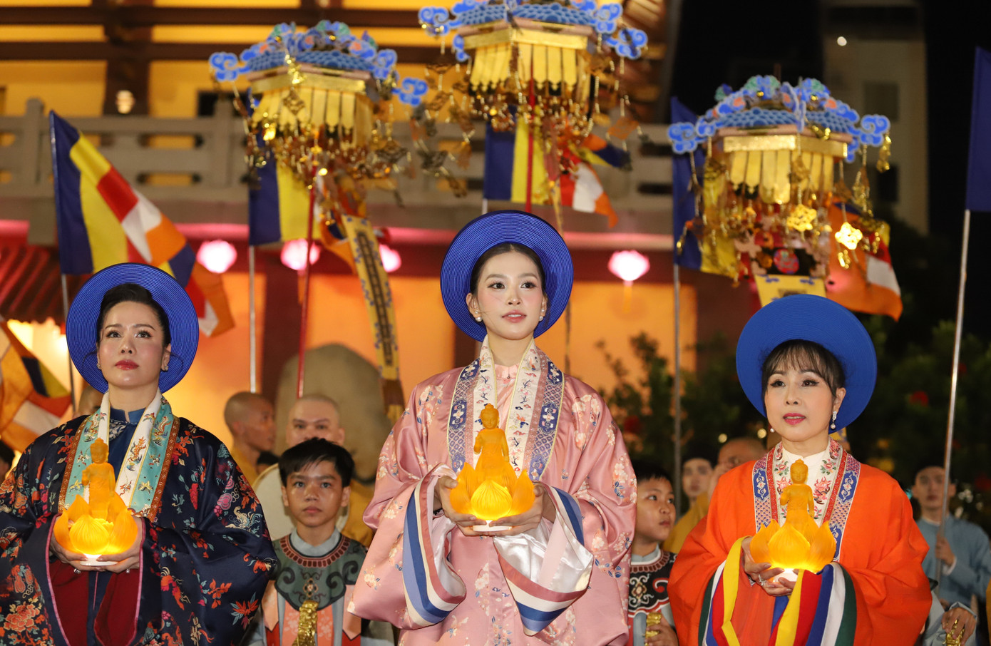 Hoa hậu Tiểu Vy tại khuôn viên Việt Nam Quốc tự, tối 5/5.