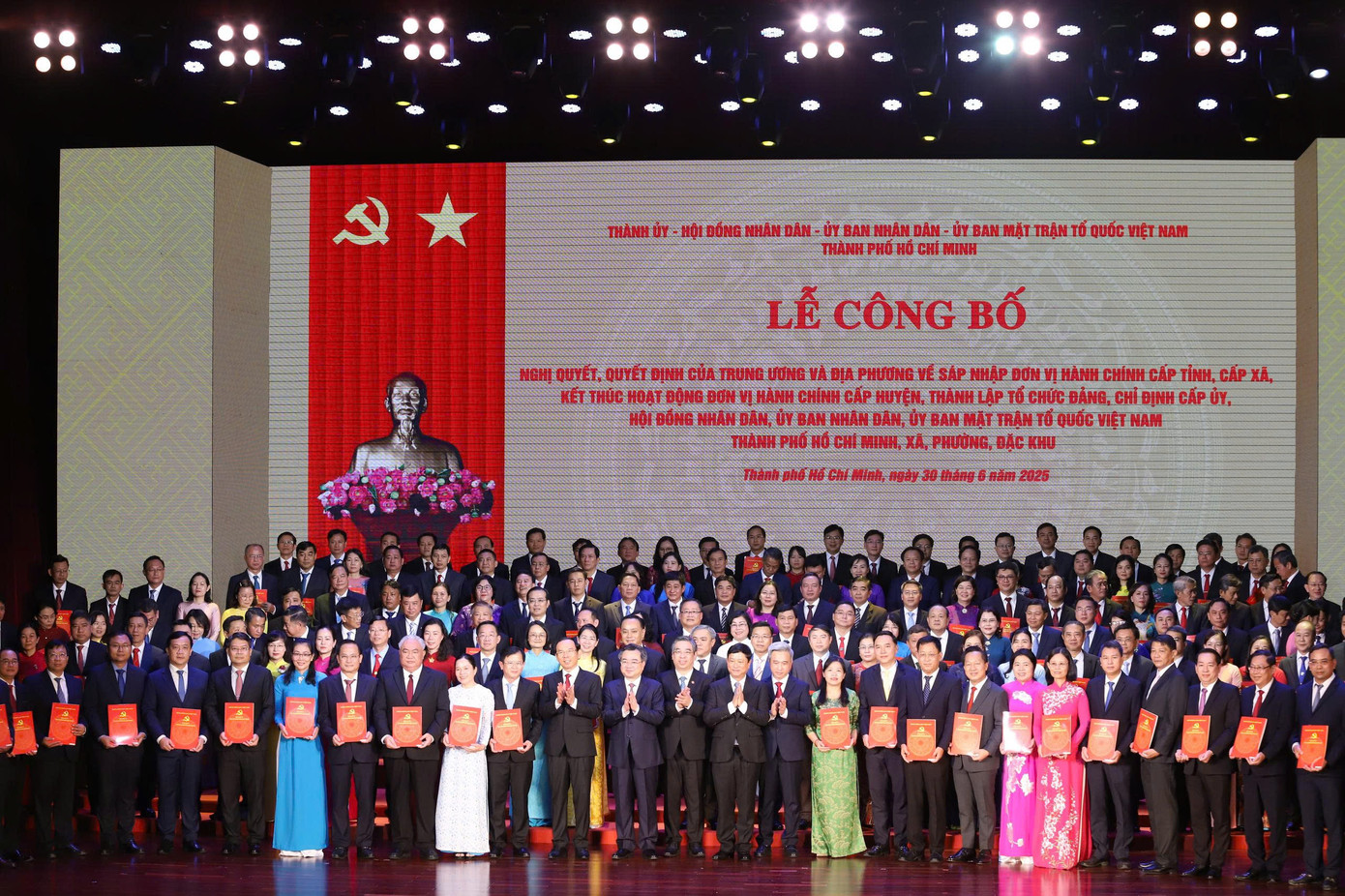 Bí thư Thành ủy TPHCM Nguyễn Văn Nên cùng các lãnh đạo TPHCM mới trao quyết định chỉ định nhân sự Bí thư Đảng ủy 168 phường, xã, đặc khu. Ảnh: Ngô Tùng