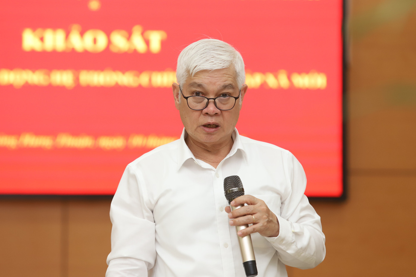 Ông Nguyễn Văn Lợi trao đổi tại buổi làm việc.