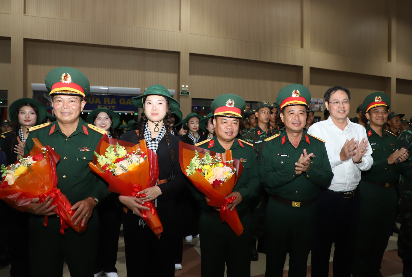 Đại diện lãnh đạo Bộ Tư lệnh Quân khu 7, Bộ Tư lệnh TPHCM, Thành ủy - HĐND - UBND - Ủy ban MTTQ Việt Nam TPHCM tặng hoa các khối tham gia làm nhiệm vụ A80.