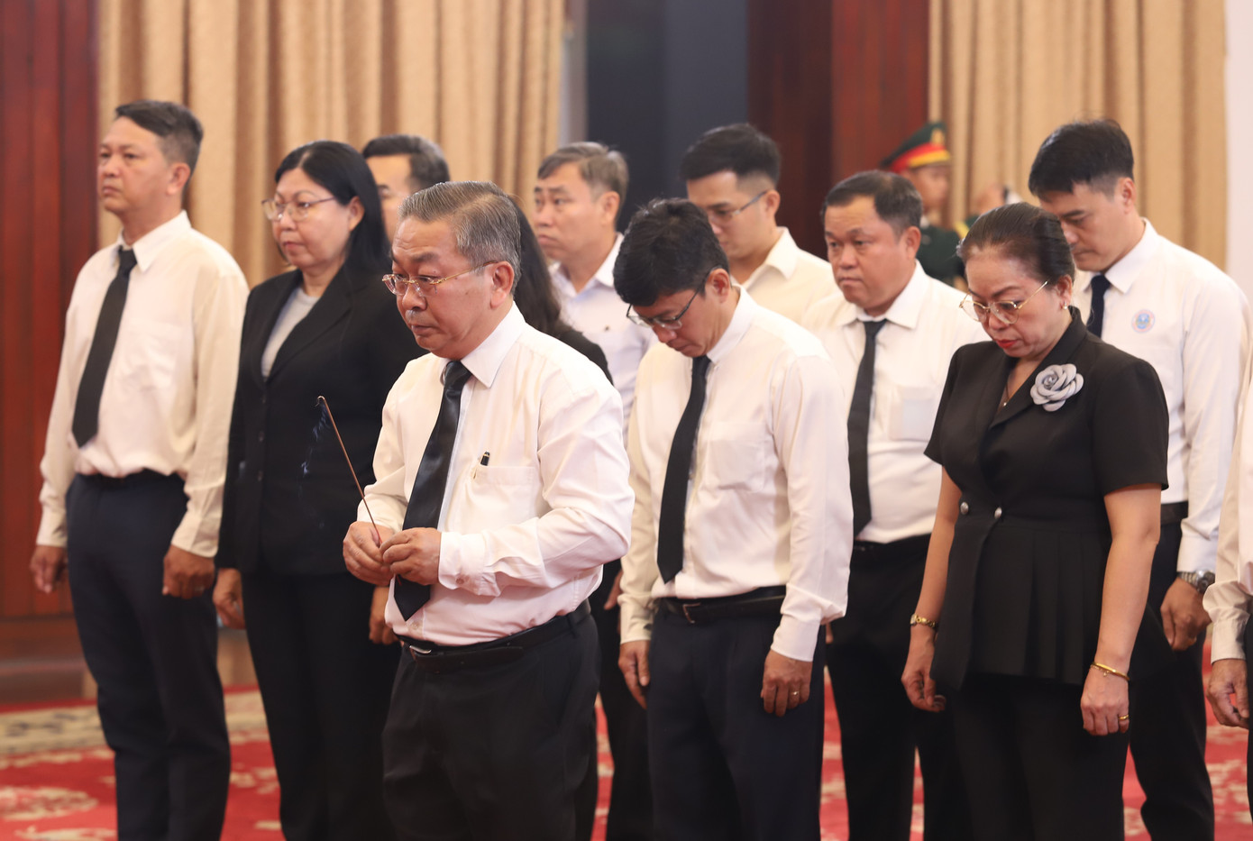 Trong những ngày qua, đại diện các tỉnh, thành, các cơ quan, đơn vị của Trung ương và TPHCM đã lần lượt đến Hội trường Thống Nhất thắp hương, kính viếng và bày tỏ niềm tiếc thương trước sự ra đi của vị nguyên lãnh đạo Đảng, Nhà nước đã trọn đời cống hiến cho Tổ quốc.