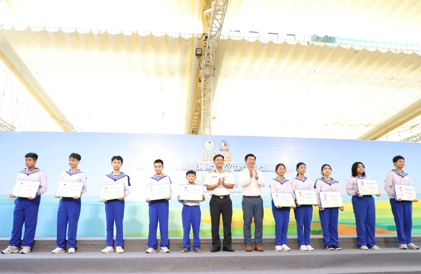 Ban tổ chức trao chứng nhận hoàn thành khóa tập huấn. Ban tổ chức trao chứng nhận hoàn thành khóa tập huấn.