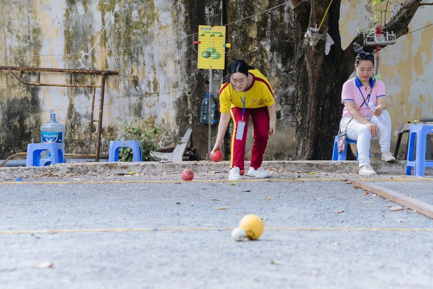 Các bạn thanh thiếu nhi tham gia môn Boccia - môn thể thao đối kháng được đưa vào thi đấu tại Paralympic dành cho các vận động viên khuyết tật.