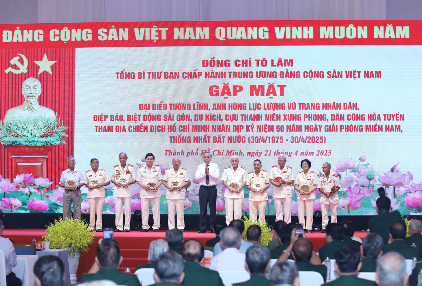 Tổng Bí thư Tô Lâm tặng quà các đại biểu. Tổng Bí thư Tô Lâm tặng quà các đại biểu.