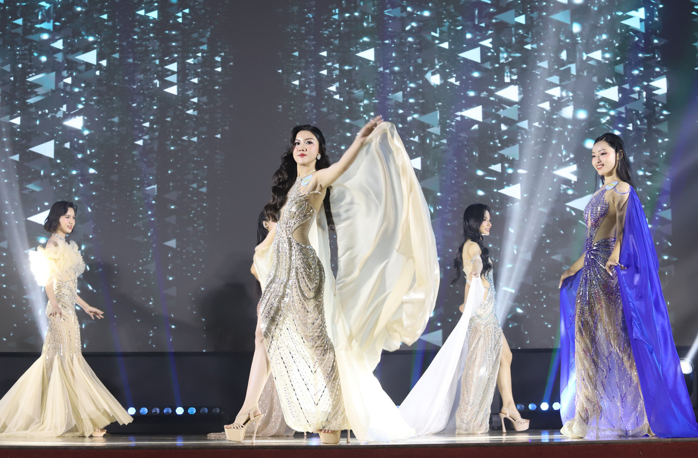 Các cô gái khoe nét đẹp trong phần thi Trang phục dạ hội.