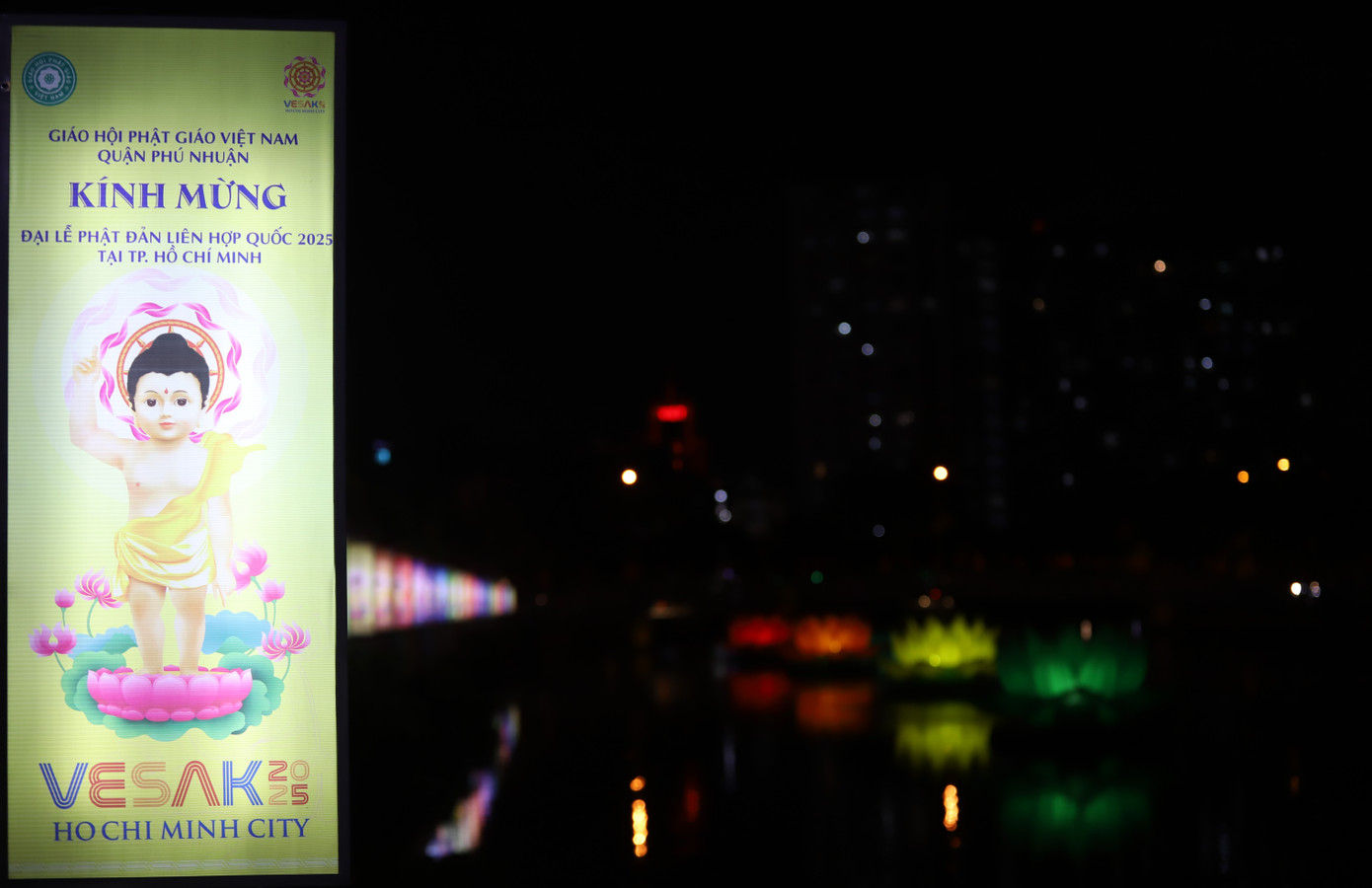 Ban Trị sự GHPG Việt Nam quận Phú Nhuận cùng Quan Âm tu viện (quận Phú Nhuận) đã thực hiện công trình thiết trí không gian mừng Đại lễ, đảm bảo sự trang nghiêm và cũng hết sức lung linh, ấn tượng.