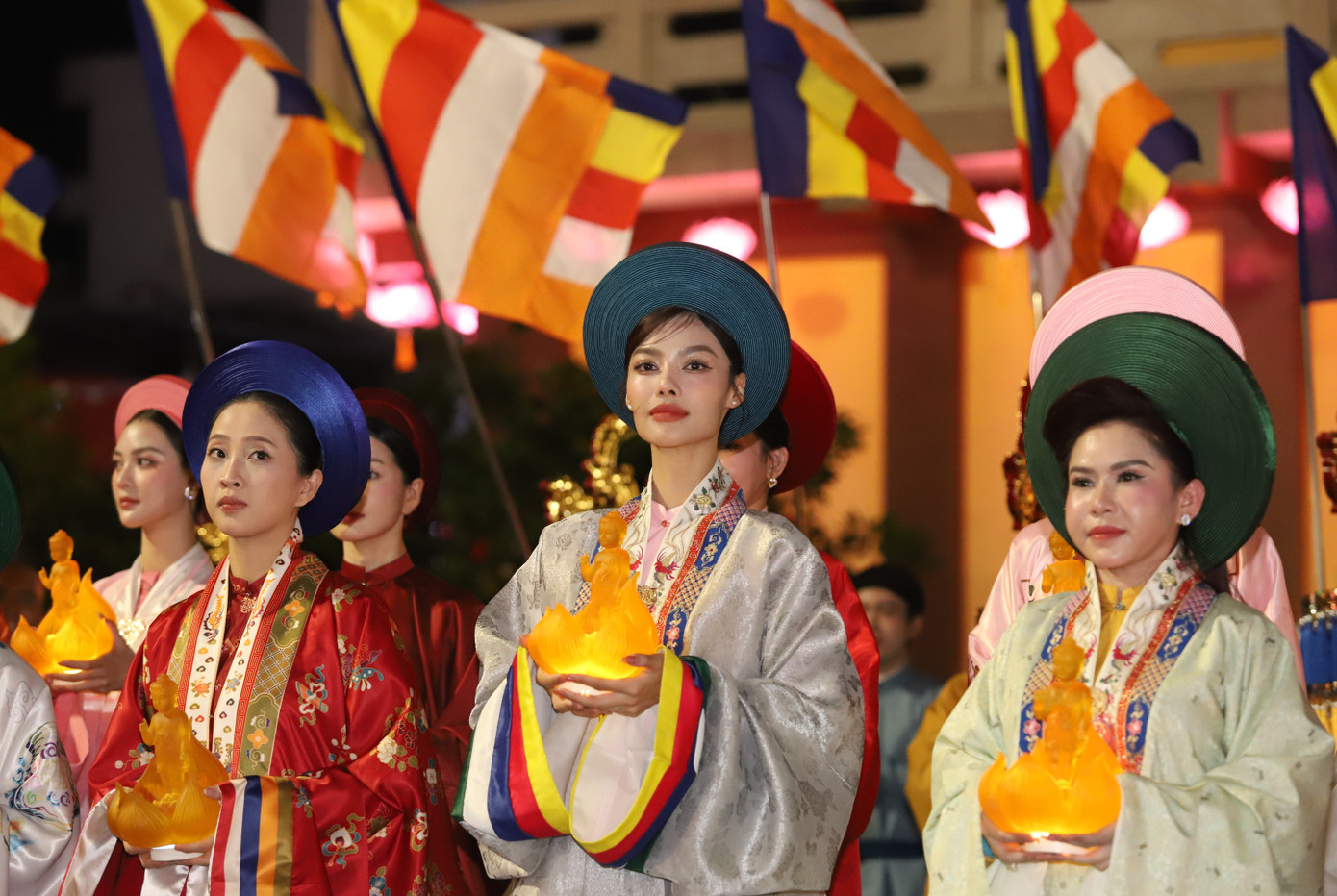 Các hoa, á hậu, người đẹp mang bộ cổ phục tham gia buổi lễ trang trọng.