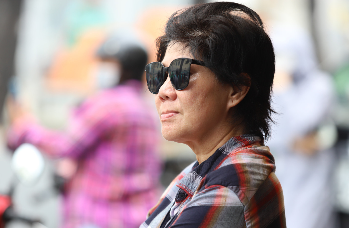 Trong dòng người đến tiễn diễn viên Quý Bình, chị Phượng (ngụ quận Phú Nhuận) cho biết hai hôm nay chị đều đến nhà tang lễ để thắp hương tiễn biệt thay cho lời trân quý về cách sống của Quý Bình và cả mẹ của anh. Chị chia sẻ khi hay tin nghệ sĩ Quý Bình qua đời, chị không tin đó là sự thật tại vì “bạn ấy là người sống tử tế, làm đẹp cho đời, không phải làm mọi giá để nổi tiếng". Trong dòng người đến tiễn diễn viên Quý Bình, chị Phượng (ngụ quận Phú Nhuận) cho biết hai hôm nay chị đều đến nhà tang lễ để thắp hương tiễn biệt thay cho lời trân quý về cách sống của Quý Bình và cả mẹ của anh. Chị chia sẻ khi hay tin nghệ sĩ Quý Bình qua đời, chị không tin đó là sự thật tại vì “bạn ấy là người sống tử tế, làm đẹp cho đời, không phải làm mọi giá để nổi tiếng".