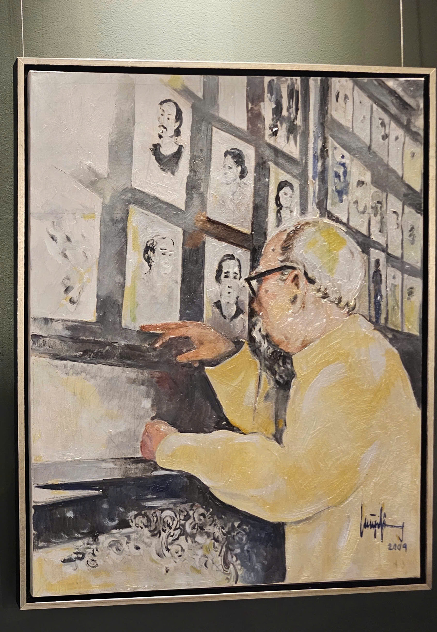 Một trong những dấu ấn trong sự nghiệp cầm cọ của họa sĩ Huỳnh Phương Đông là bản in bộ ba tập ký hoạ Miền Nam Việt Nam - Đất nước, con người, được Nhà xuất bản Giải Phóng phát hành năm 1967. Bộ postcard này là tổng hợp những tác phẩm của 6 họa sĩ: Cổ Tấn Long Châu, Lê Văn Chương, Huỳnh Phương Đông, Thái Hà, Lê Hồng Hải và Nguyễn Văn Kính. Bộ ký họa khắc họa sinh động chân dung những người con miền Nam kiên cường, bất khuất, cảnh sinh hoạt và các hình thức chiến đấu của quân ta, phong cảnh đẹp của miền Nam cũng như những bằng chứng về tội ác của đế quốc Mỹ. Bộ tranh đã được Bác Hồ chỉ đạo mang đi giới thiệu, triển lãm tại nước ngoài như Liên Xô, Trung Quốc, Đông Âu và các nước ủng hộ Việt Nam. Một trong những dấu ấn trong sự nghiệp cầm cọ của họa sĩ Huỳnh Phương Đông là bản in bộ ba tập ký hoạ Miền Nam Việt Nam - Đất nước, con người, được Nhà xuất bản Giải Phóng phát hành năm 1967. Bộ postcard này là tổng hợp những tác phẩm của 6 họa sĩ: Cổ Tấn Long Châu, Lê Văn Chương, Huỳnh Phương Đông, Thái Hà, Lê Hồng Hải và Nguyễn Văn Kính. Bộ ký họa khắc họa sinh động chân dung những người con miền Nam kiên cường, bất khuất, cảnh sinh hoạt và các hình thức chiến đấu của quân ta, phong cảnh đẹp của miền Nam cũng như những bằng chứng về tội ác của đế quốc Mỹ. Bộ tranh đã được Bác Hồ chỉ đạo mang đi giới thiệu, triển lãm tại nước ngoài như Liên Xô, Trung Quốc, Đông Âu và các nước ủng hộ Việt Nam.