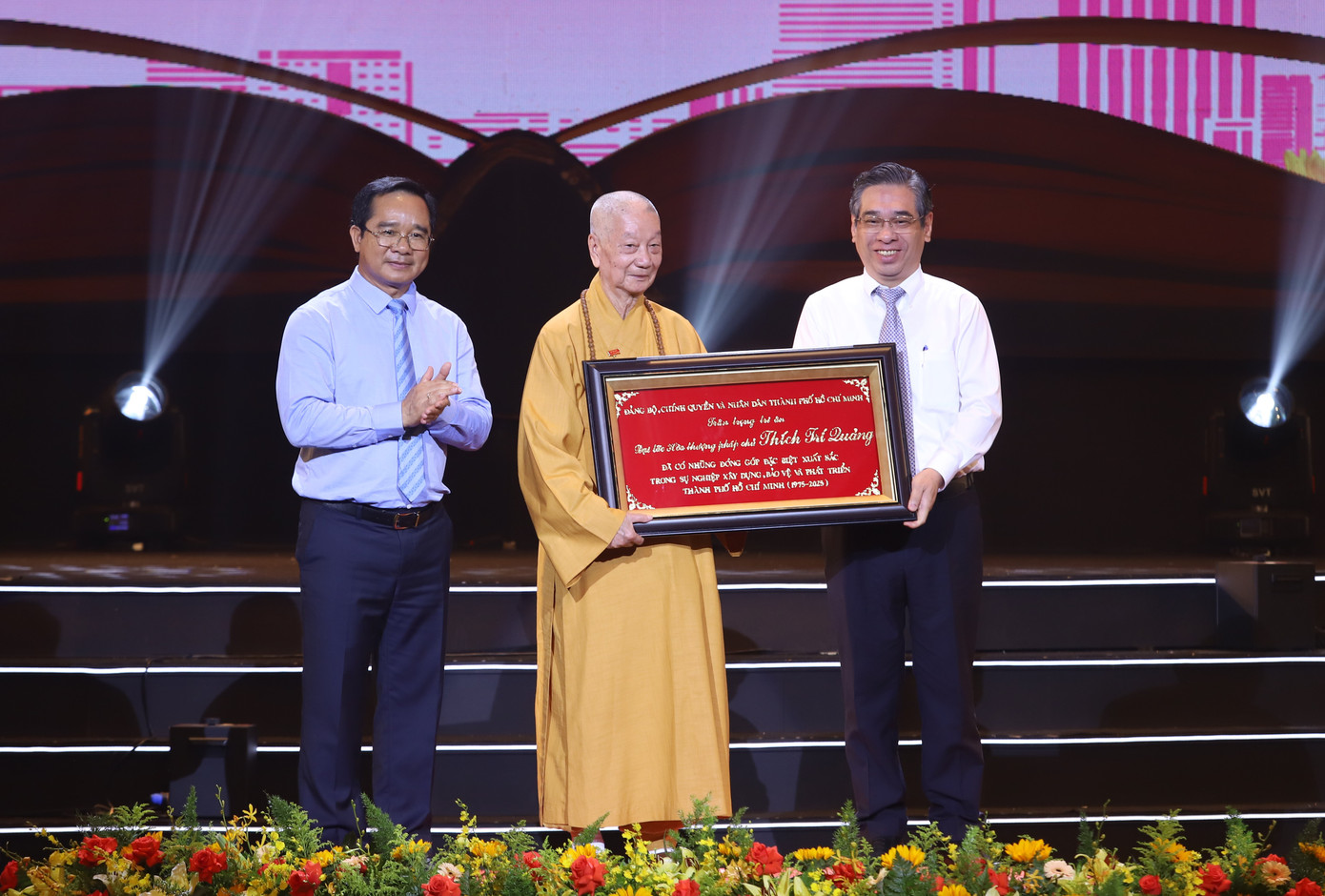 Chủ tịch UBND TPHCM Nguyễn Văn Được cùng Phó bí thư Thành ủy, Chủ tịch Ủy ban MTTQ Việt Nam TPHCM Nguyễn Phước Lộc trao tuyên dương đến Hòa thượng Thích Trí Quảng, Pháp chủ Giáo hội Phật giáo Việt Nam.