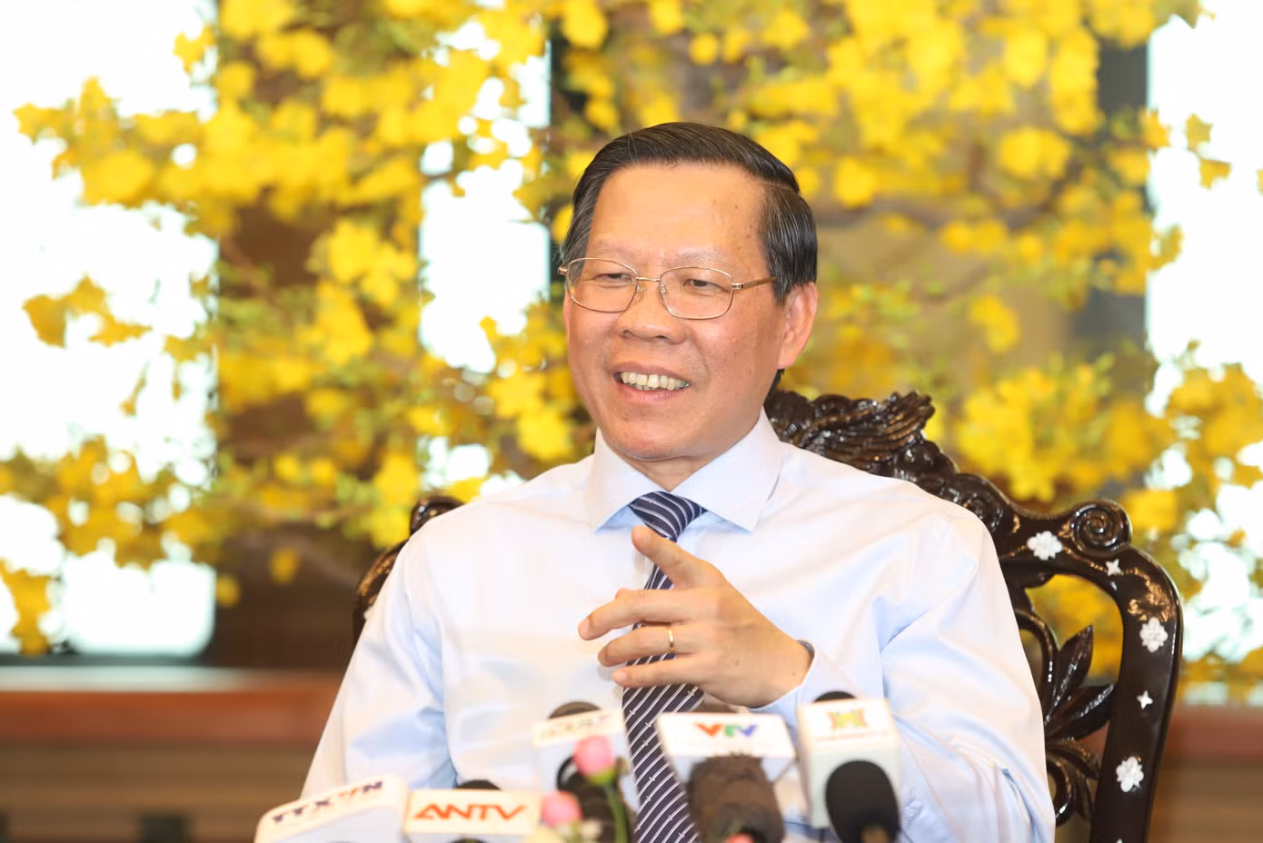Chủ tịch UBND TPHCM Phan Văn Mãi trao đổi với phóng viên các cơ quan báo chí dịp đầu Xuân Ất Tỵ. Ảnh: Ngô Tùng