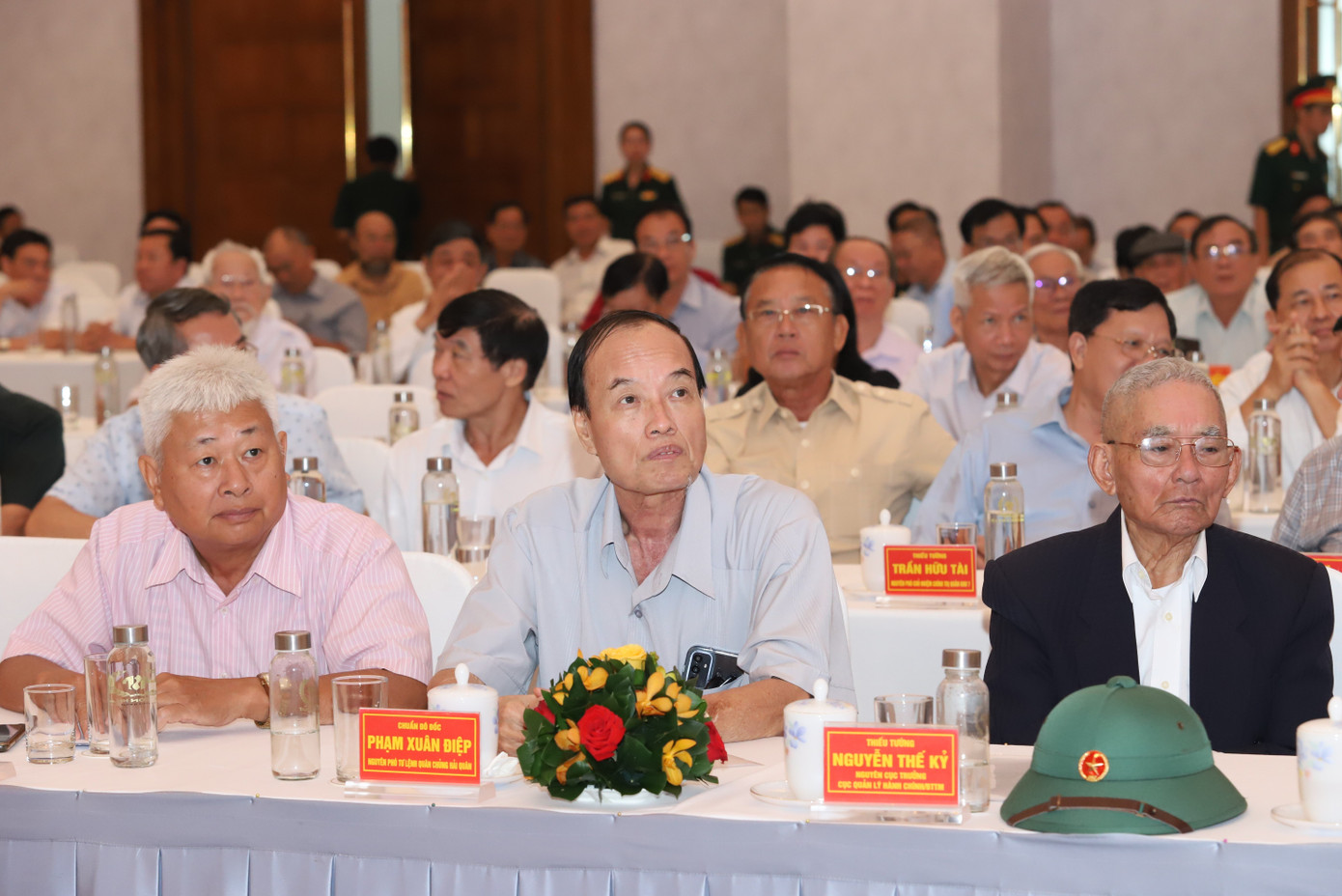 Các cán bộ cao cấp Quân đội đã nghỉ hưu, nghỉ công tác trên địa bàn Quân khu 7 dự buổi họp mặt.