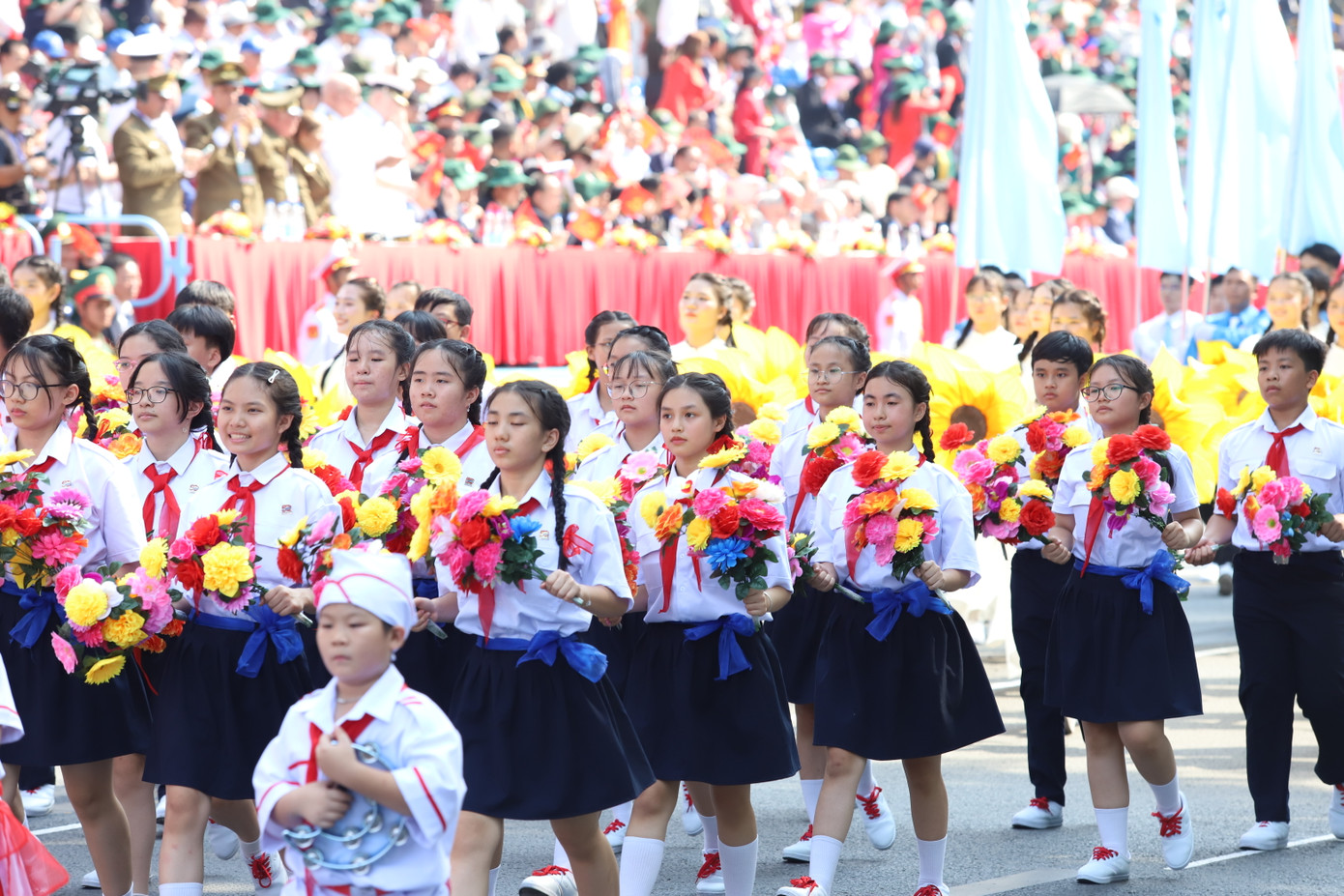 Tuổi trẻ TPHCM tham gia diễu hành trong lễ kỷ niệm sáng 30/4. Ảnh: Ngô Tùng