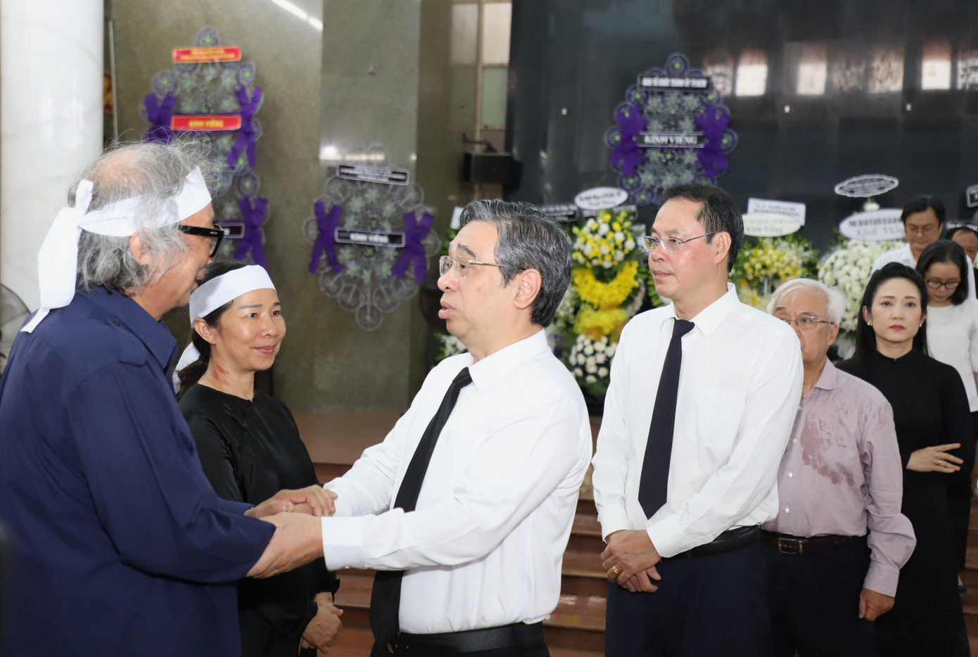 Lãnh đạo Thành ủy, Ủy ban MTTQ Việt Nam TPHCM thăm hỏi, chia buồn với gia đình cố nhạc sĩ.