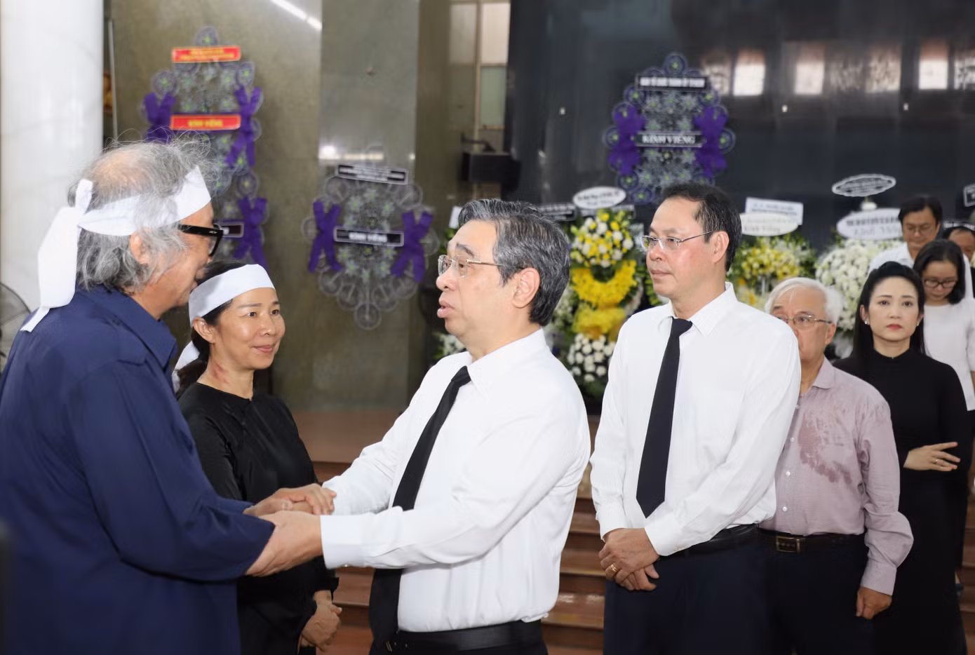 Lãnh đạo Thành ủy, Ủy ban MTTQ Việt Nam TPHCM thăm hỏi, chia buồn với gia đình cố nhạc sĩ. Lãnh đạo Thành ủy, Ủy ban MTTQ Việt Nam TPHCM thăm hỏi, chia buồn với gia đình cố nhạc sĩ.