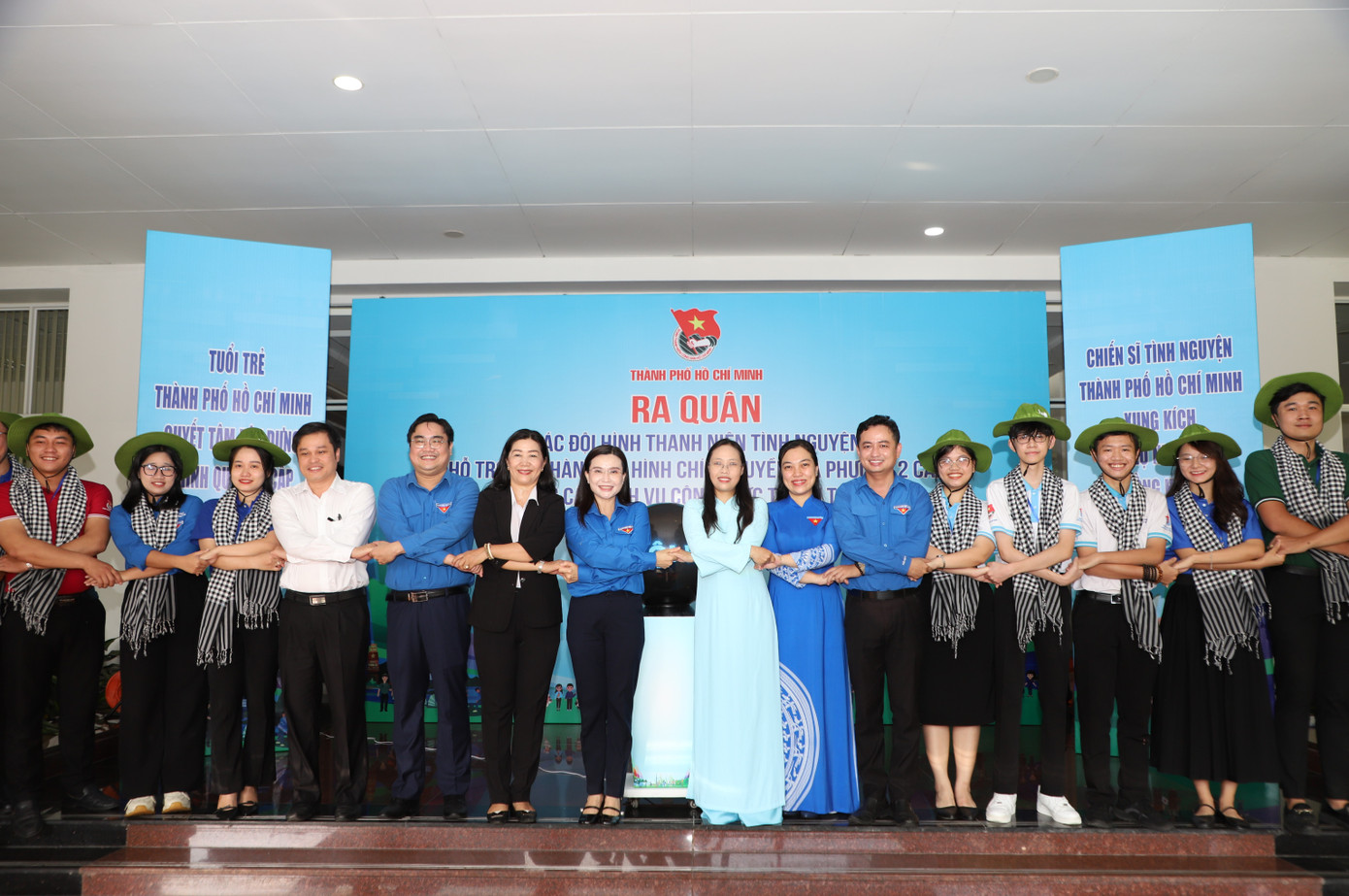 Lãnh đạo Trung ương Đoàn, đại diện Thành ủy TPHCM động viên các bạn tình nguyện viên tham gia nhiệm vụ mới hiện nay. Lãnh đạo Trung ương Đoàn, đại diện Thành ủy TPHCM động viên các bạn tình nguyện viên tham gia nhiệm vụ mới hiện nay.