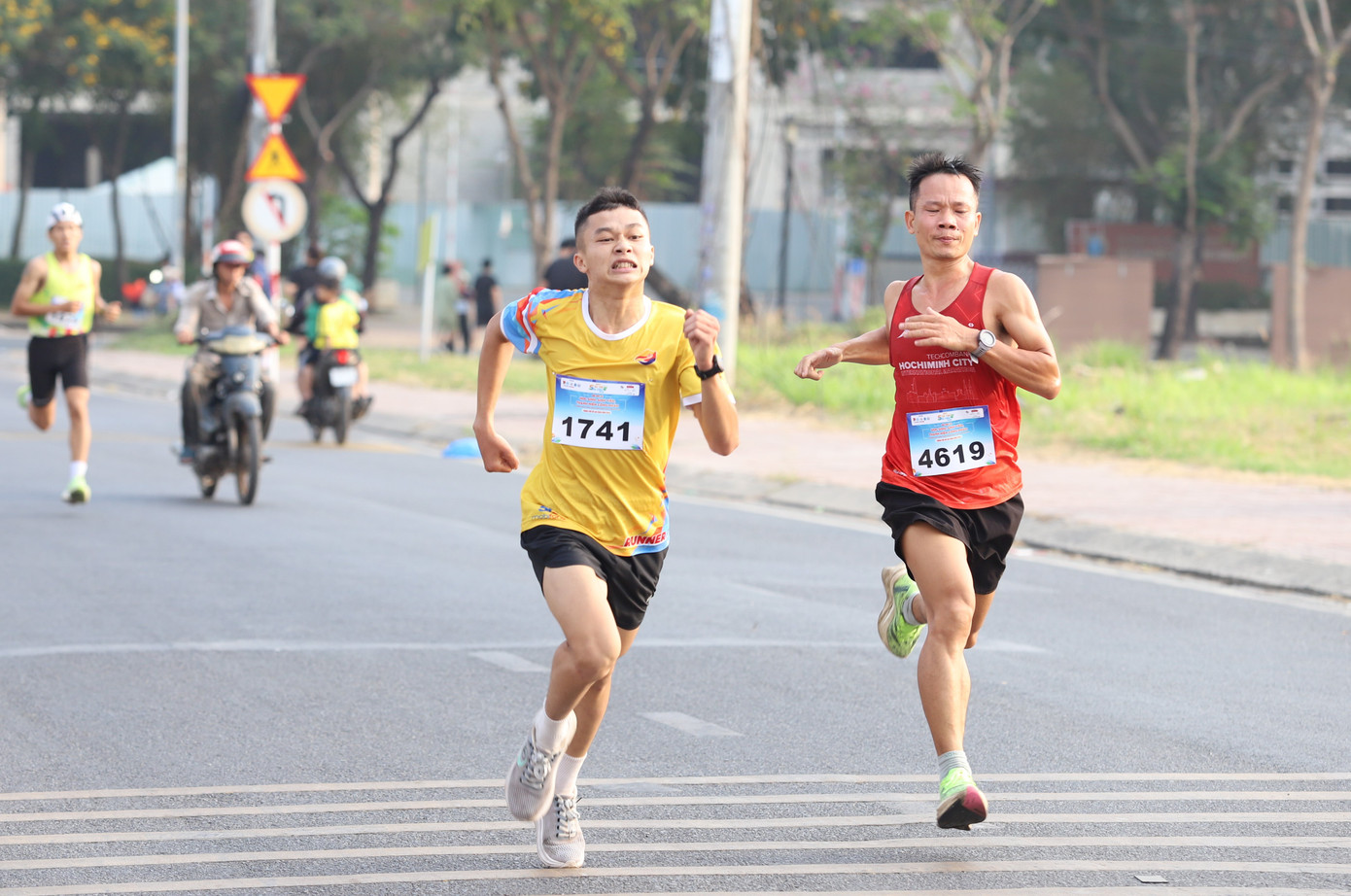 Dù thấm mệt trên đường chạy, các bạn trẻ đã nỗ lực, quyết tâm cao để chinh phục mục tiêu.