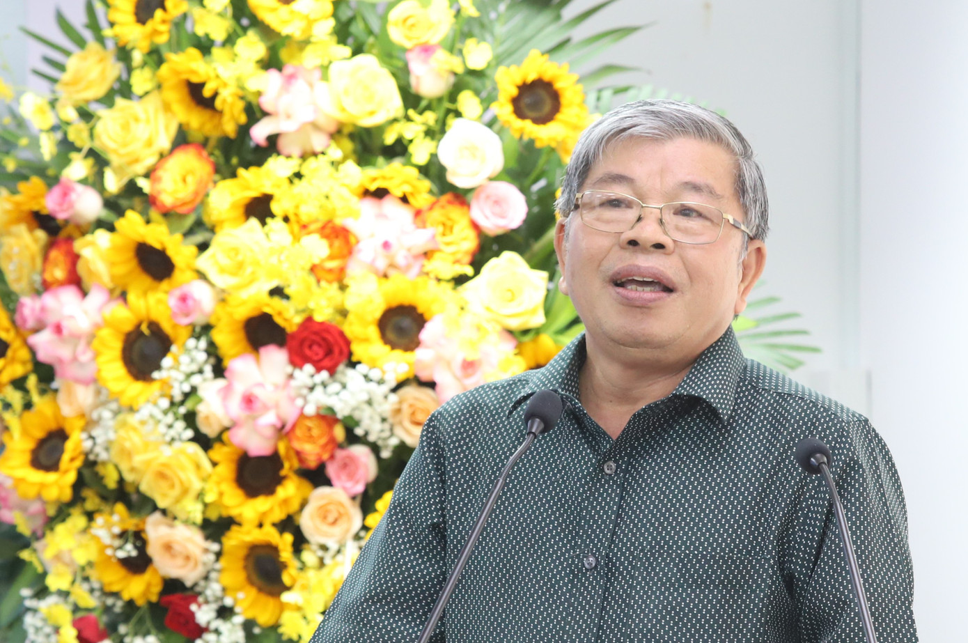 Các bậc tiền bối cách mạng cùng đến dự và trao đổi về quá trình hoạt động cách mạng vẻ vang của cố luật sư - Quyền Chủ tịch nước Nguyễn Hữu Thọ. Các bậc tiền bối cách mạng cùng đến dự và trao đổi về quá trình hoạt động cách mạng vẻ vang của cố luật sư - Quyền Chủ tịch nước Nguyễn Hữu Thọ.