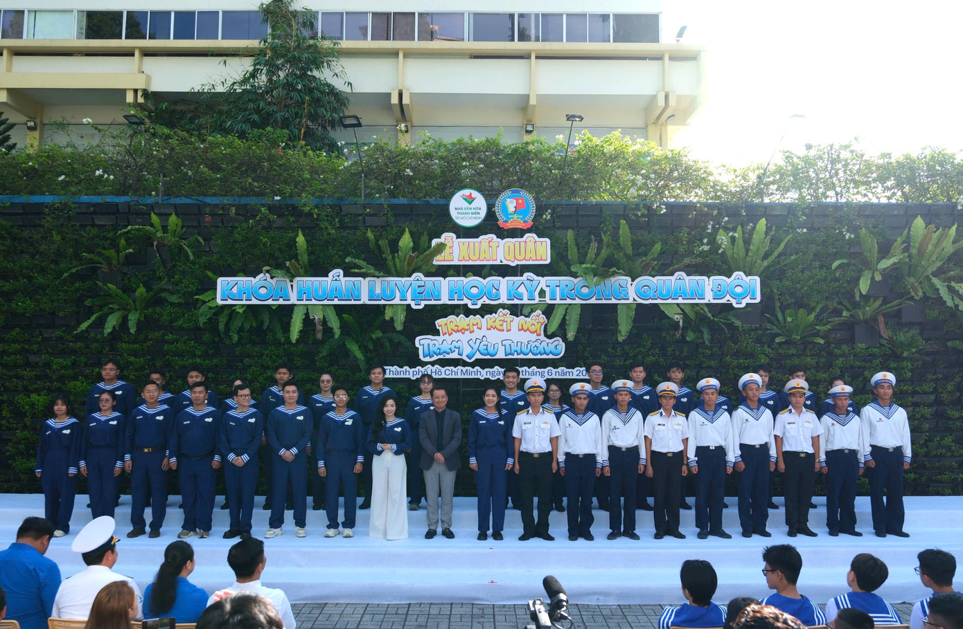 Tham gia chương trình có các chuyên gia tâm lý, đào tạo kỹ năng dày dạn kinh nghiệm, giúp các em hoàn thiện bản thân.