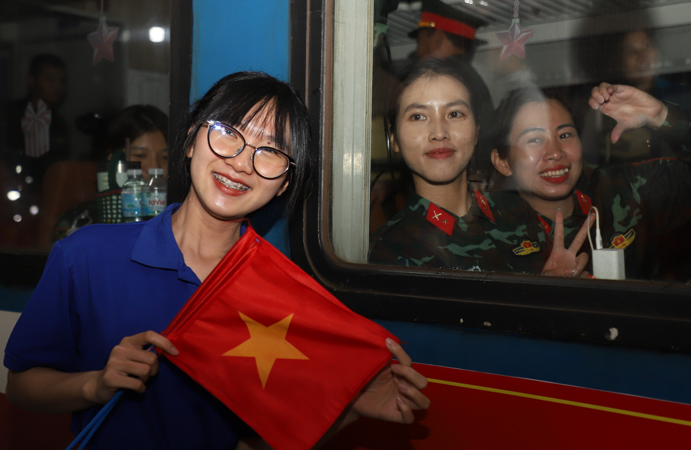 Người dân, bạn trẻ hân hoan tiễn đoàn đi làm nhiệm vụ.