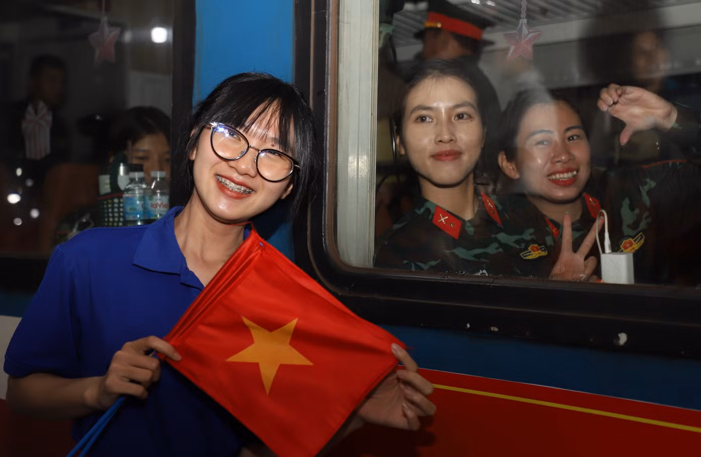 Người dân, bạn trẻ hân hoan tiễn đoàn đi làm nhiệm vụ.
