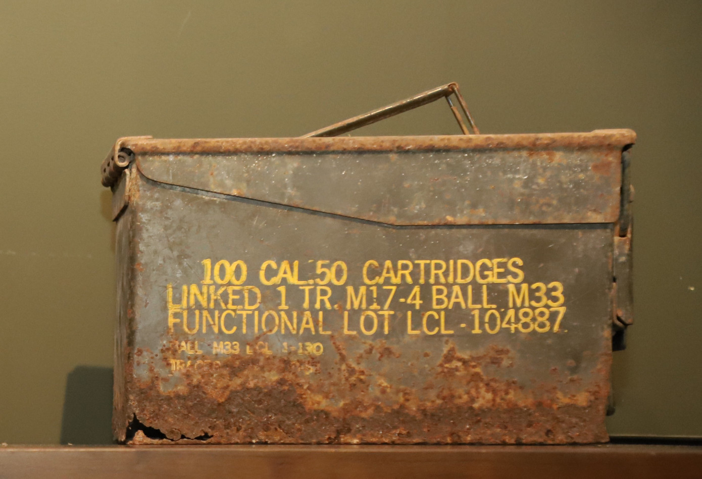 Khi đi công tác xa, ông cũng thường gửi thùng đạn này cho vợ mình cất giữ. Khi đi công tác xa, ông cũng thường gửi thùng đạn này cho vợ mình cất giữ.