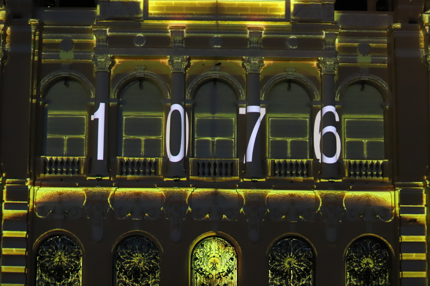 Đại diện Việt Nam mang đến phần trình diễn ấn tượng, tái hiện quá trình xây dựng và bảo vệ nền độc lập, chủ quyền đất nước từ ngàn xưa đến kỷ nguyên hòa bình, độc lập. Đoạn mở đầu nhắc lại sự kiện xuất hiện bài thơ "Nam Quốc Sơn Hà" của Lý Thường Kiệt, tạo thêm sĩ khí cổ vũ quân dân Đại Việt đánh đuổi giặc ngoại xâm nhà Tống. Đại diện Việt Nam mang đến phần trình diễn ấn tượng, tái hiện quá trình xây dựng và bảo vệ nền độc lập, chủ quyền đất nước từ ngàn xưa đến kỷ nguyên hòa bình, độc lập. Đoạn mở đầu nhắc lại sự kiện xuất hiện bài thơ "Nam Quốc Sơn Hà" của Lý Thường Kiệt, tạo thêm sĩ khí cổ vũ quân dân Đại Việt đánh đuổi giặc ngoại xâm nhà Tống.