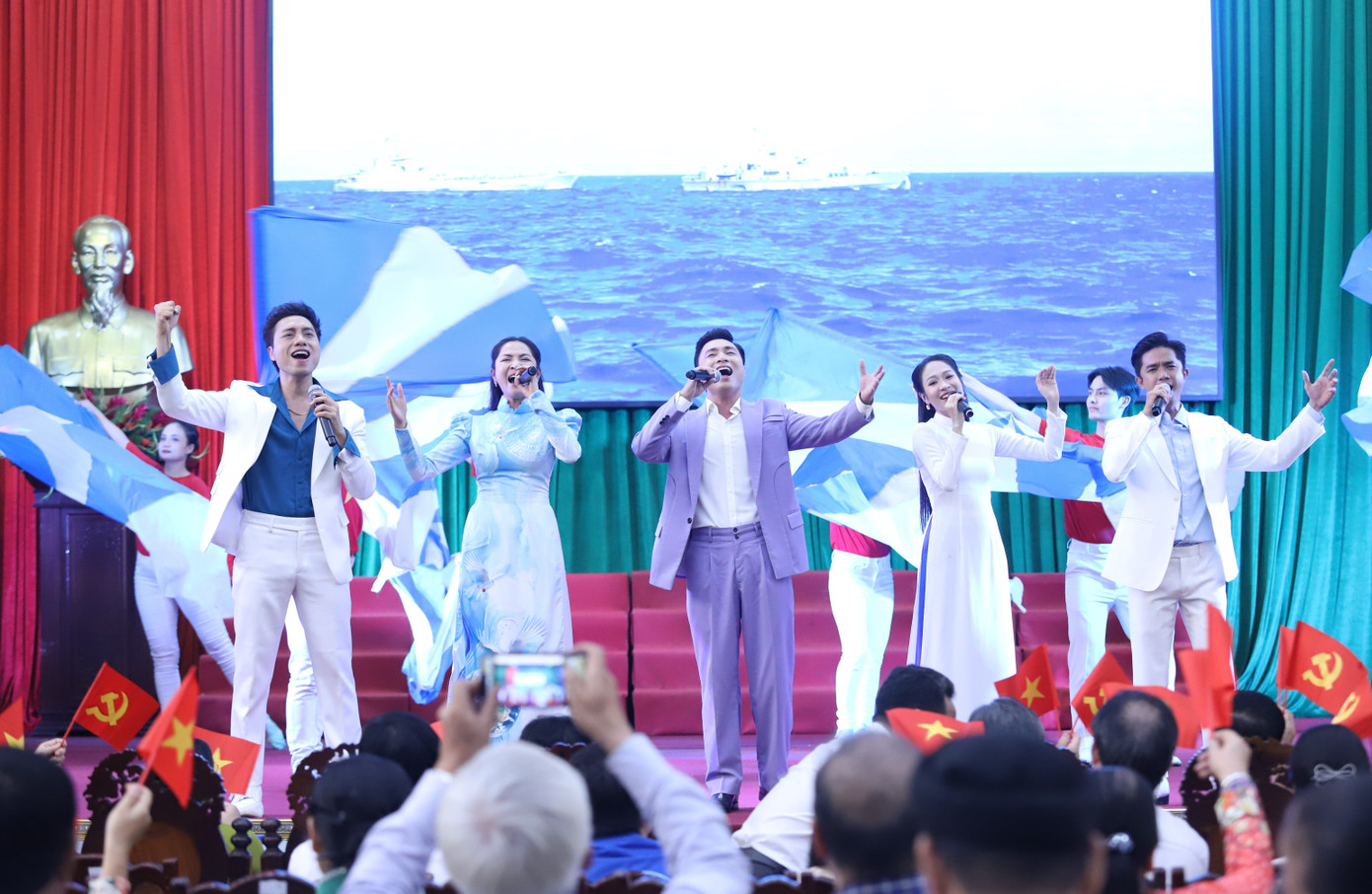 Các nghệ sĩ gửi đến các ca khúc hát về tình yêu với vùng chủ quyền thiêng liêng của Tổ quốc trên biển khơi. Ảnh: Ngô Tùng