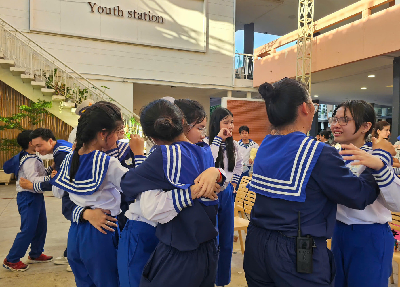 Giây phút chia tay bạn bè, đồng đội và đội ngũ huấn luyện không tránh khỏi sự quyến luyến, bùi ngùi. Ảnh: Ngô Tùng Giây phút chia tay bạn bè, đồng đội và đội ngũ huấn luyện không tránh khỏi sự quyến luyến, bùi ngùi. Ảnh: Ngô Tùng