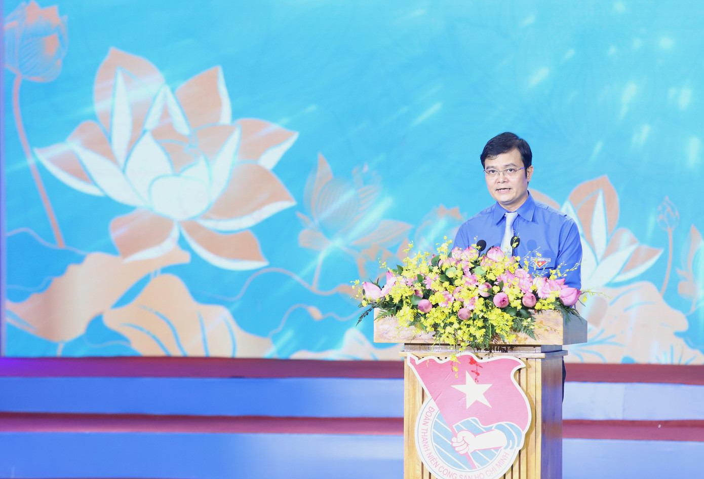 Anh Bùi Quang Huy phát biểu tuyên dương các điển hình thanh niên.