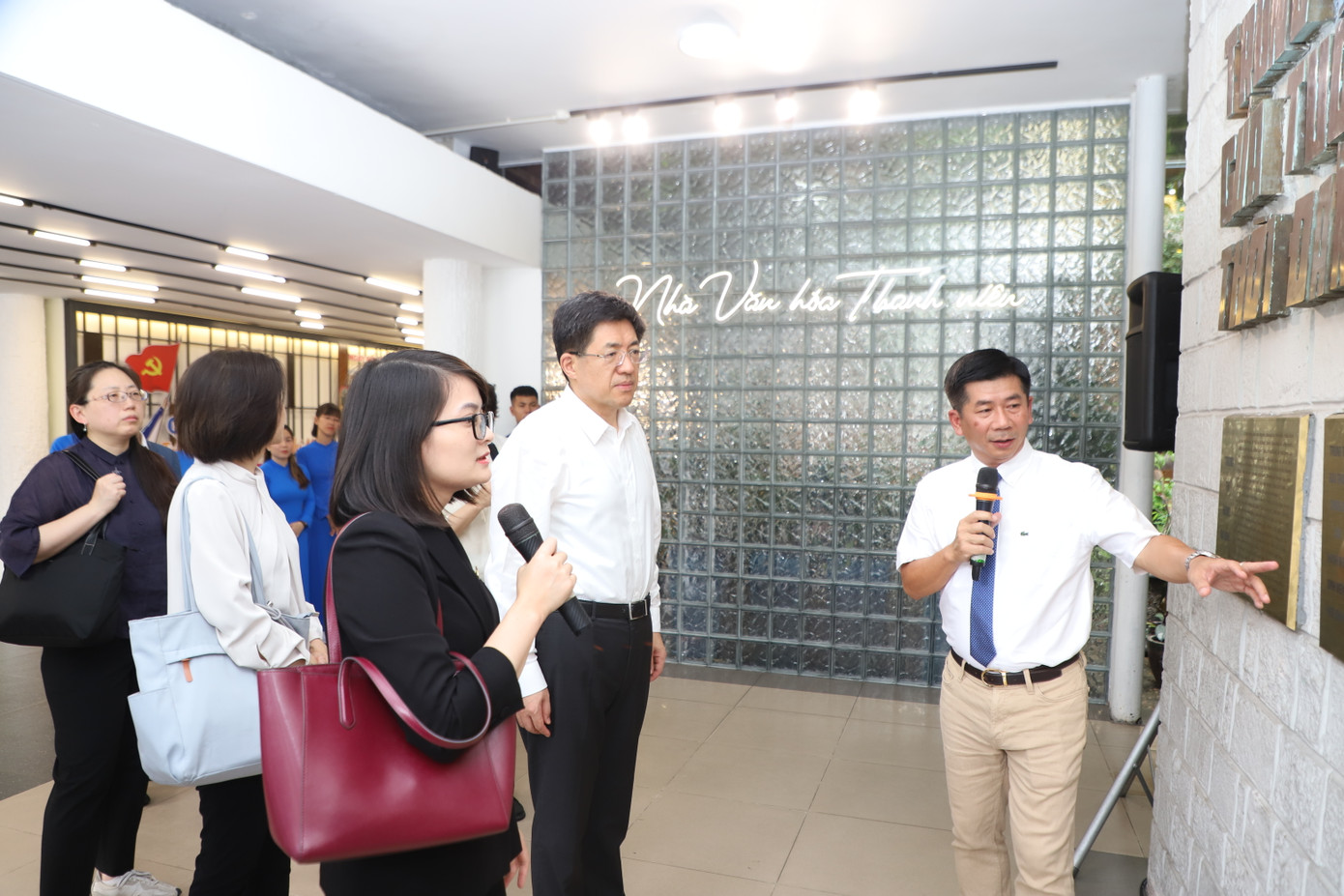 Anh Nguyễn Hồng Phúc - Giám đốc Nhà Văn hóa Thanh niên TPHCM giới thiệu sơ nét với đoàn đại biểu cấp cao Đoàn TNCS Trung Quốc về phong trào đấu tranh cách mạng của lực lượng học sinh sinh viên Sài Gòn diễn ra tại nơi đây trong quá khứ. Ảnh: Ngô Tùng Anh Nguyễn Hồng Phúc - Giám đốc Nhà Văn hóa Thanh niên TPHCM giới thiệu sơ nét với đoàn đại biểu cấp cao Đoàn TNCS Trung Quốc về phong trào đấu tranh cách mạng của lực lượng học sinh sinh viên Sài Gòn diễn ra tại nơi đây trong quá khứ. Ảnh: Ngô Tùng