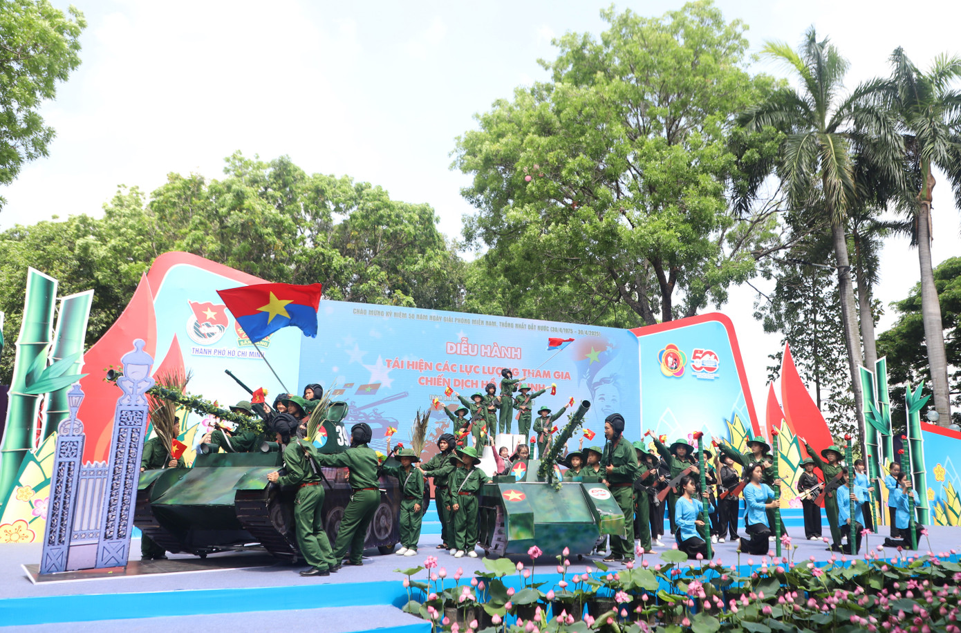 Trong thời khắc lịch sử 50 năm trước, chiếc xe tăng 843 và 390 tiến thẳng, húc đổ cổng phụ, cổng chính của Dinh Độc Lập. Đại đội trưởng Bùi Quang Thận nhảy khỏi xe, cắm lá cờ Chính phủ Cách mạng lâm thời Cộng hoà Miền Nam Việt Nam lên nóc dinh, đánh dấu kết thúc cuộc kháng chiến hơn 20 năm.