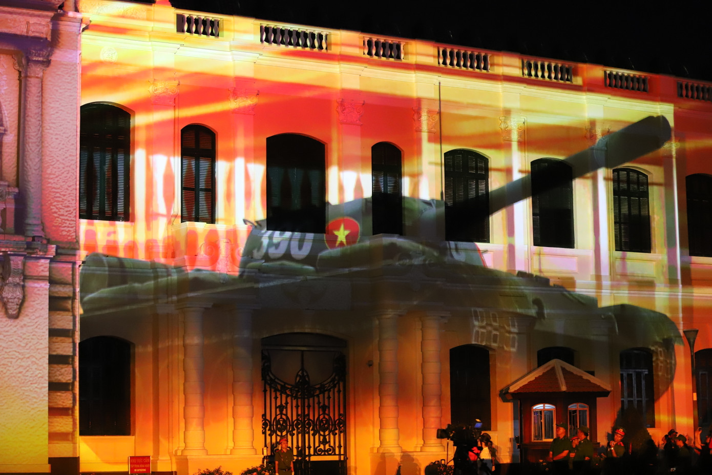 Hình ảnh hai chiếc xe tăng húc đổ cổng Dinh Độc Lập vào trưa 30/4/1975 cũng được tái hiện qua phần trình diễn, đem đến cảm xúc tự hào trong mỗi công dân nước Việt đang theo dõi chương trình. Hình ảnh hai chiếc xe tăng húc đổ cổng Dinh Độc Lập vào trưa 30/4/1975 cũng được tái hiện qua phần trình diễn, đem đến cảm xúc tự hào trong mỗi công dân nước Việt đang theo dõi chương trình.