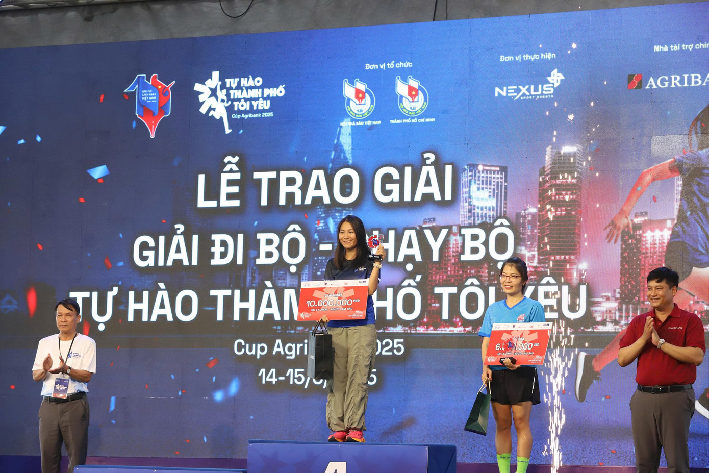 Lãnh đạo Hội Nhà báo Việt Nam trao thưởng cho các vận động viên, các nhà báo, phóng viên đạt thành tích cao tại giải.