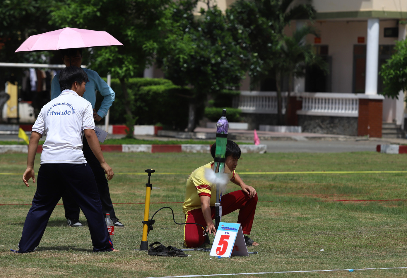 Sau khi thực hiện "đấu pháp", tên lửa nước do các nhà sáng chế nhỏ tuổi đã vút lên không trung và bung dù trên bầu trời rồi dần hạ thấp độ cao. Khoảnh khắc từng quả tên lửa nước được "khai hỏa" tạo sự thích thú với nhiều người.