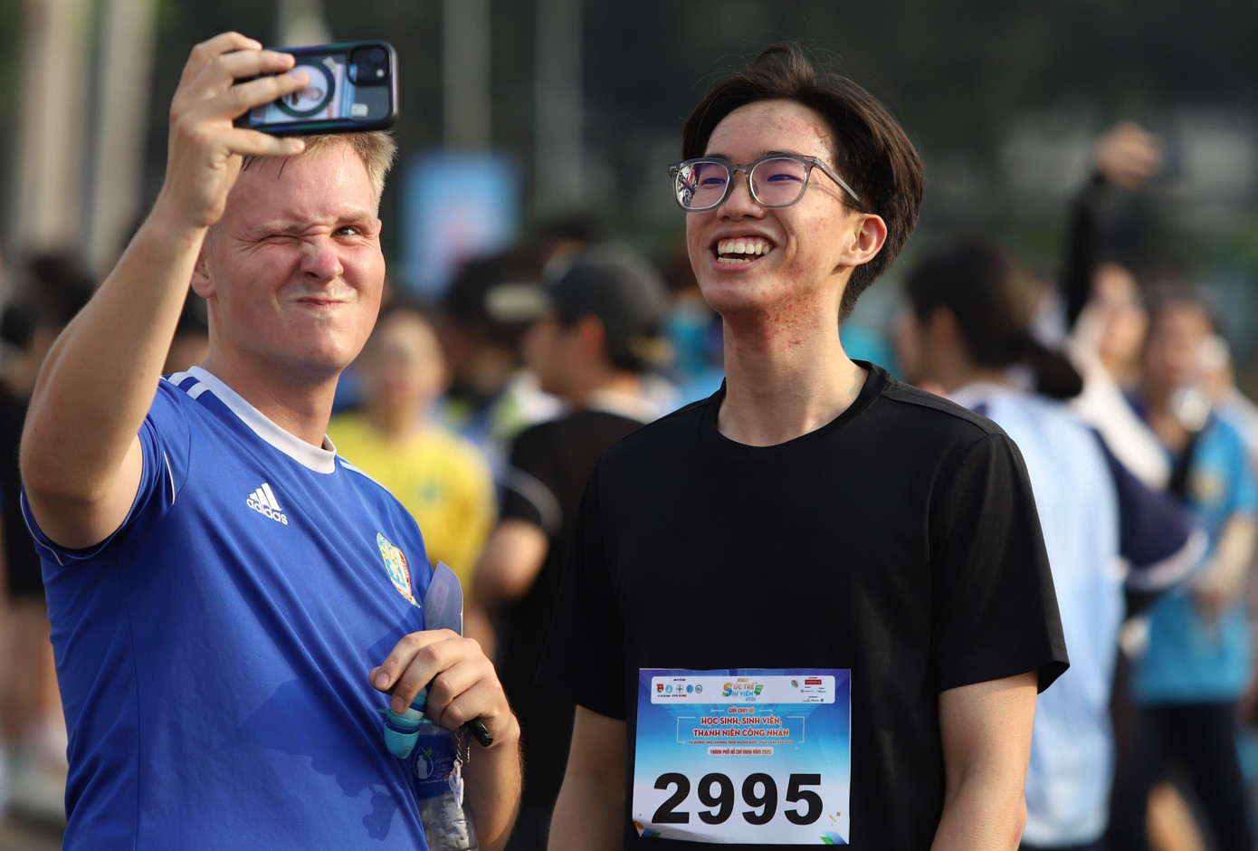 Nhiều thanh niên Việt Nam và nước ngoài cũng lan tỏa năng lượng tích cực từ buổi chạy.