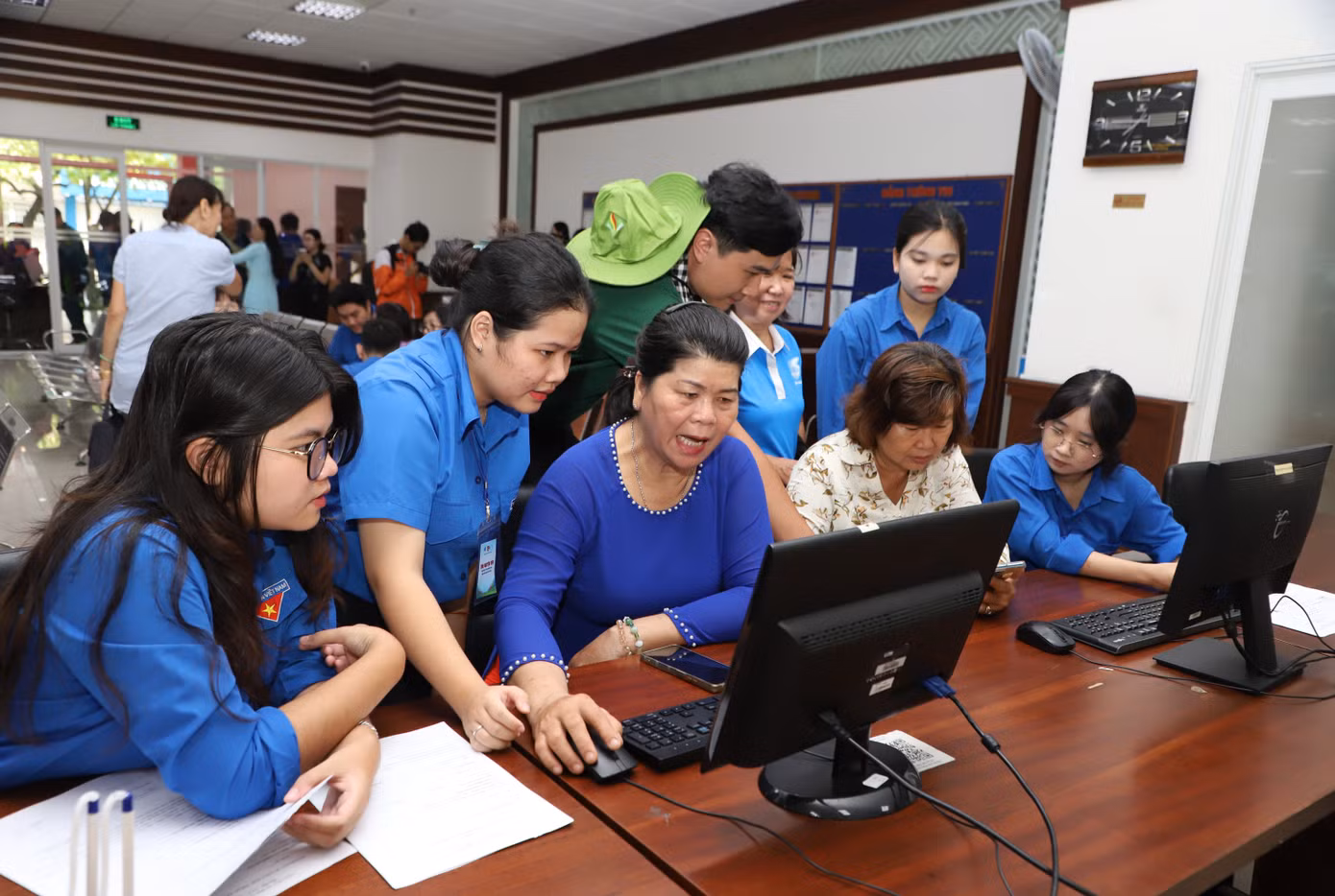 Các đội hình tình nguyện đồng loạt triển khai nhiệm vụ trong ngày ra quân.